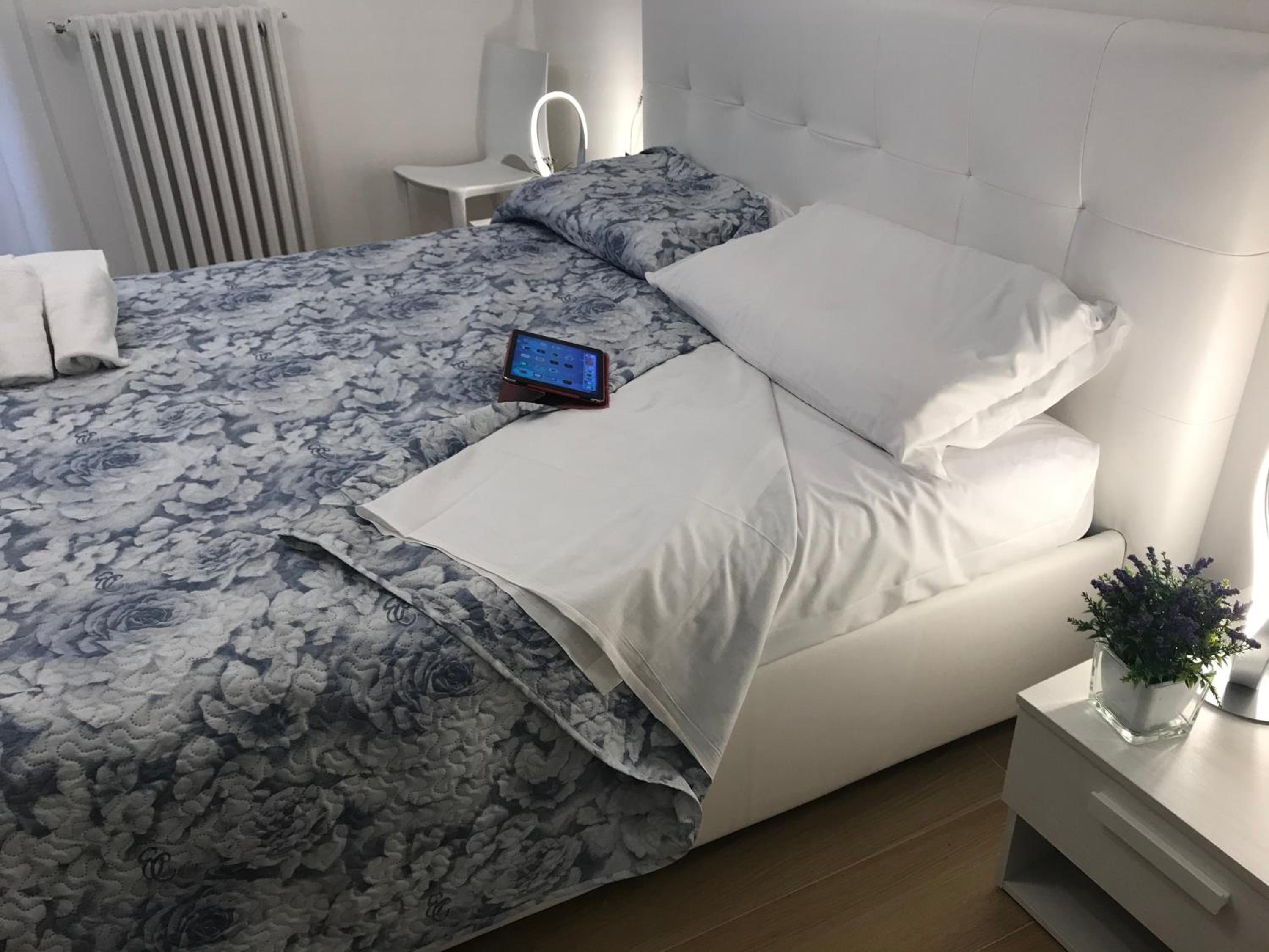 Deluxe Double Room with Side Sea View photo 2