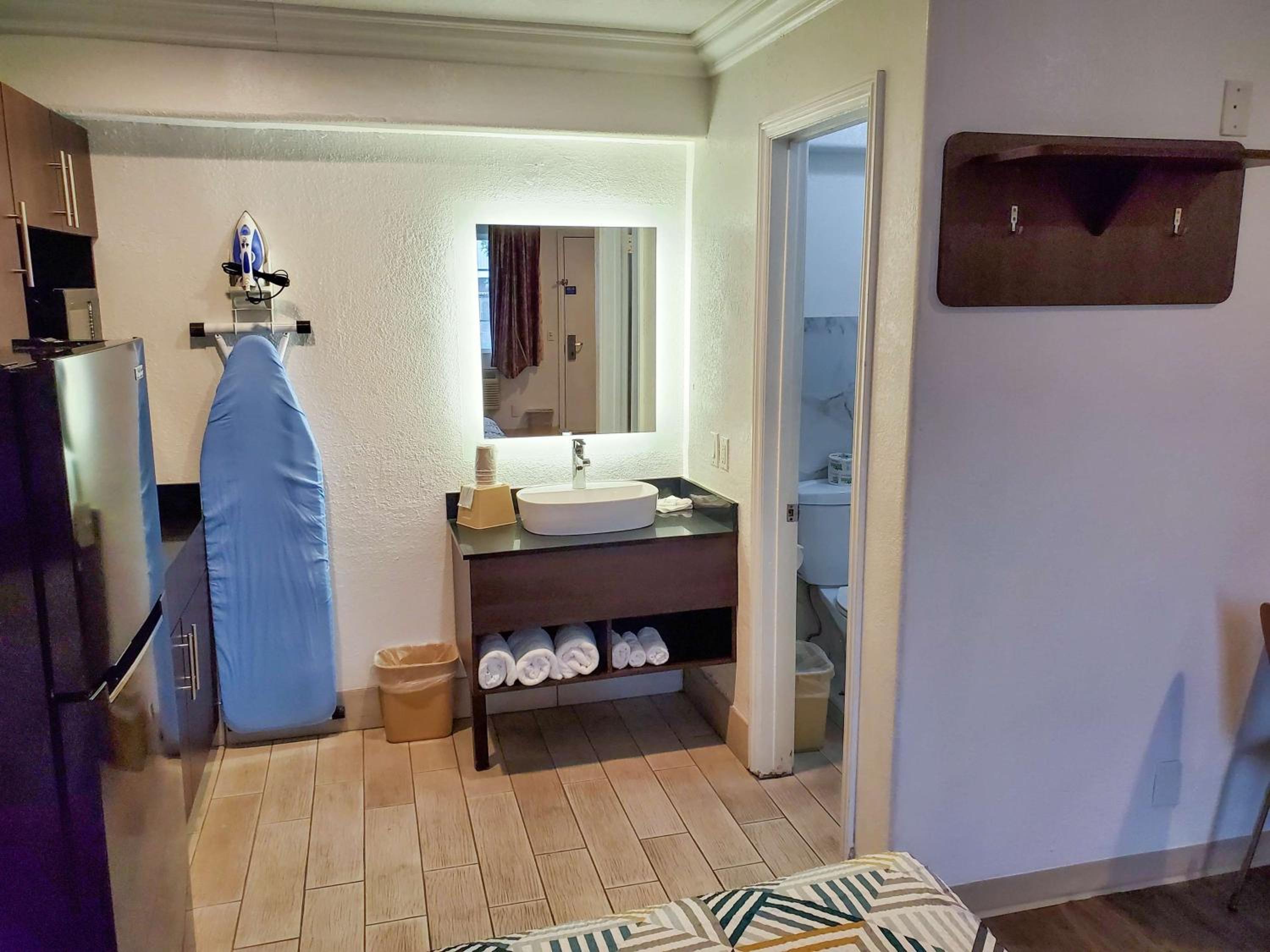 Deluxe Queen Room with Two Queen Beds - Non-Smoking - Photo 1