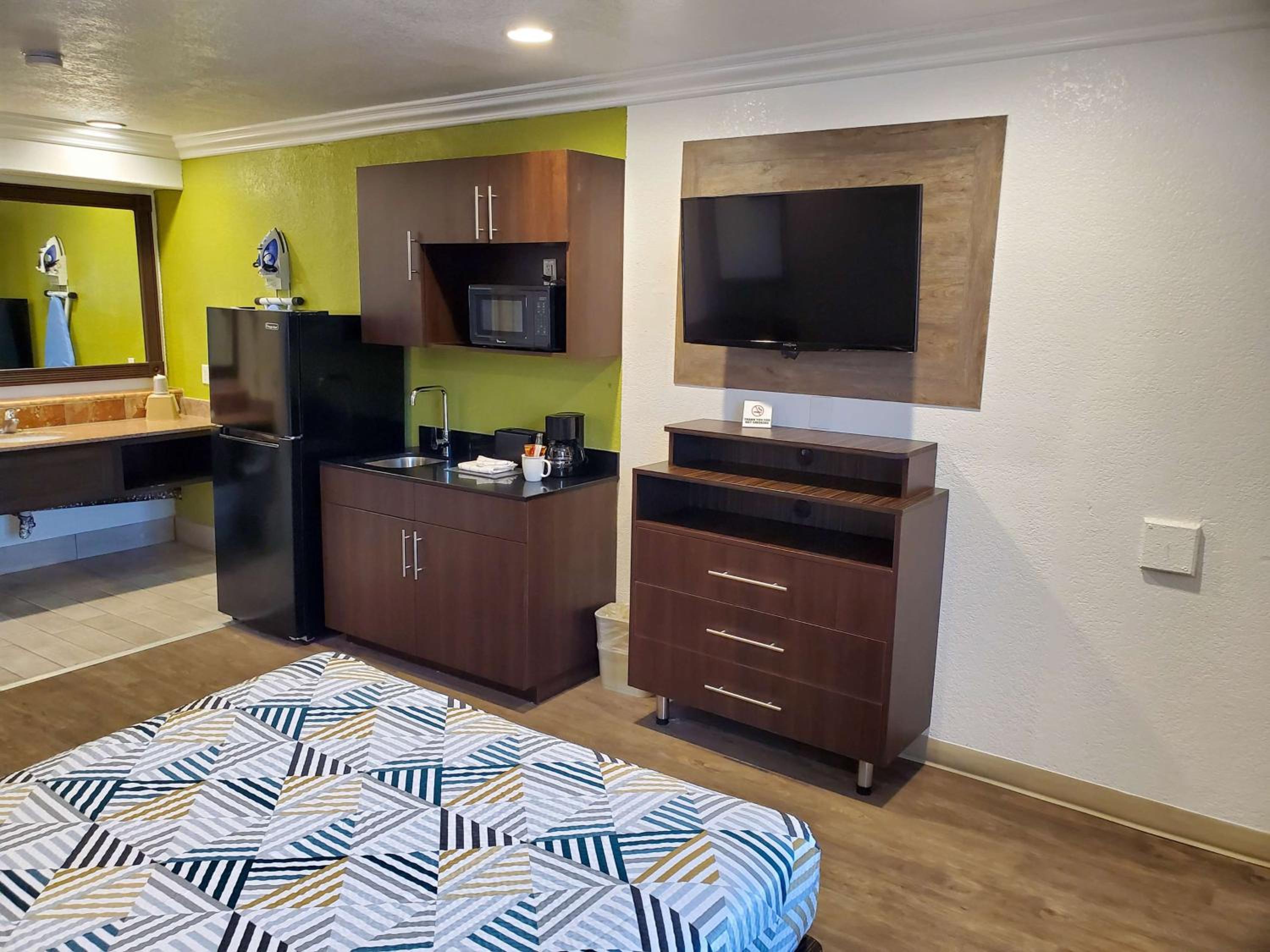Queen Room - Disability Access - Non-Smoking