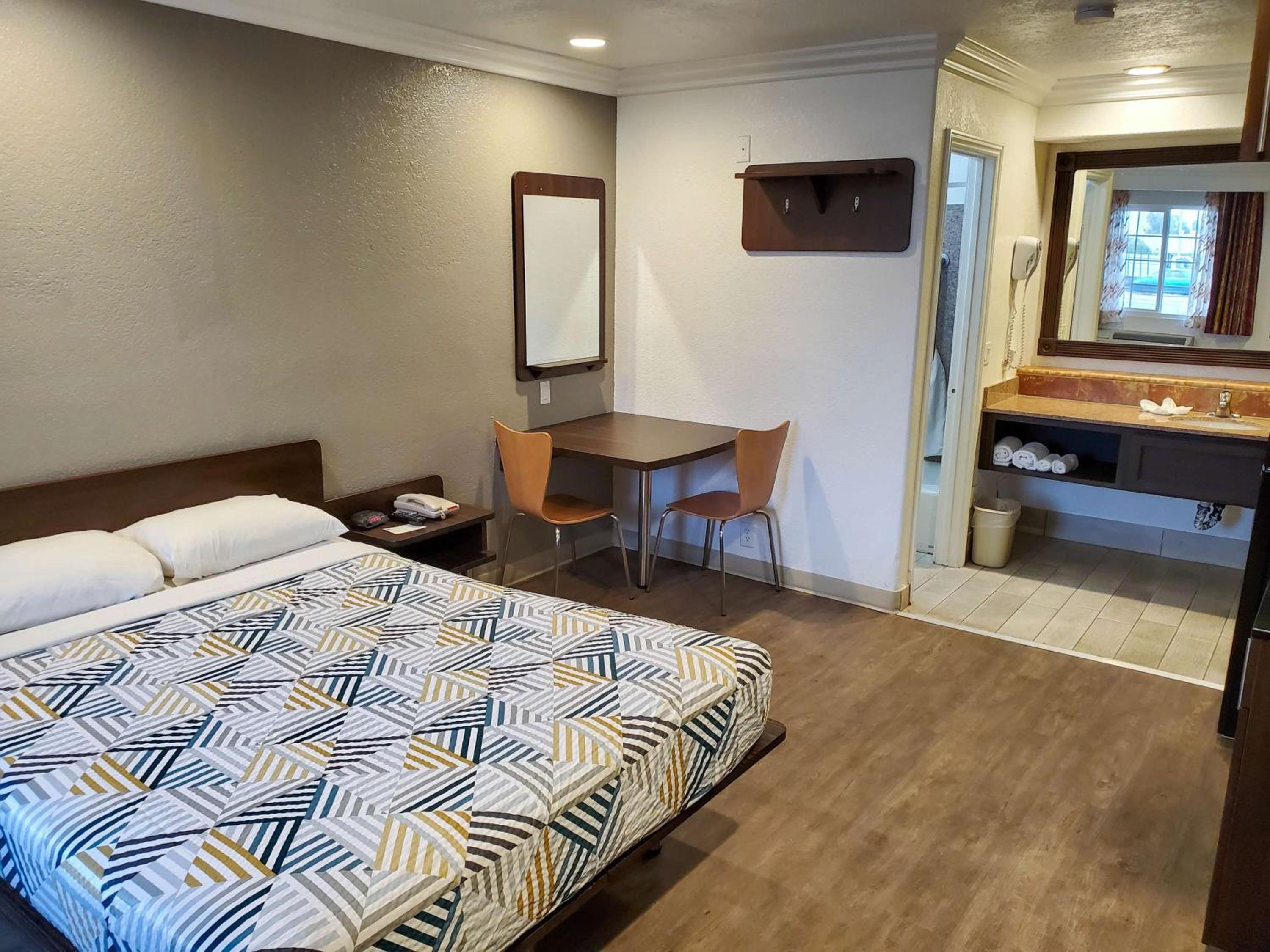 Queen Room - Photo 2