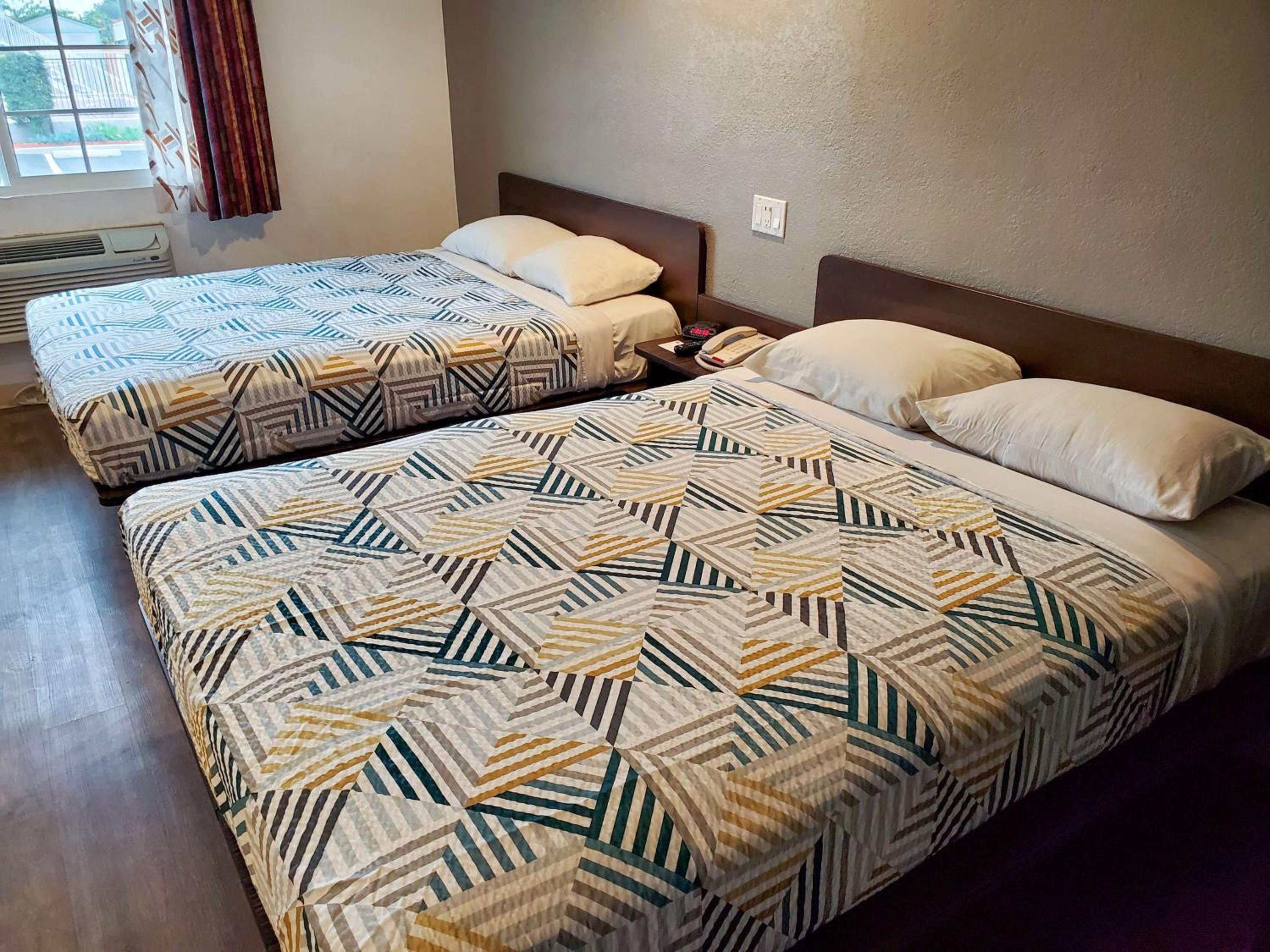 Deluxe Queen Room with Two Queen Beds - Non-Smoking - Photo 2
