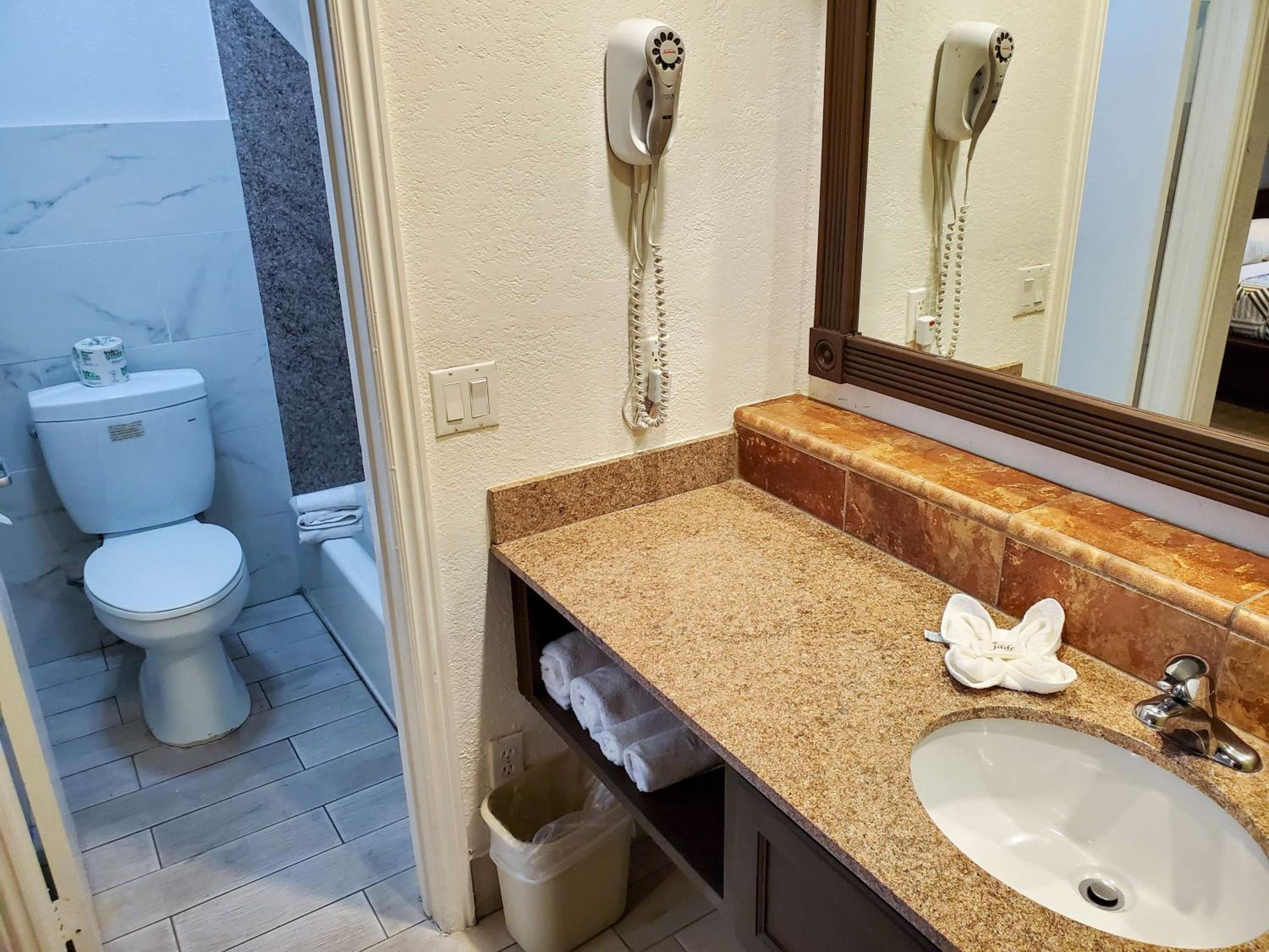 Deluxe Queen Room - Non-Smoking - Photo 10
