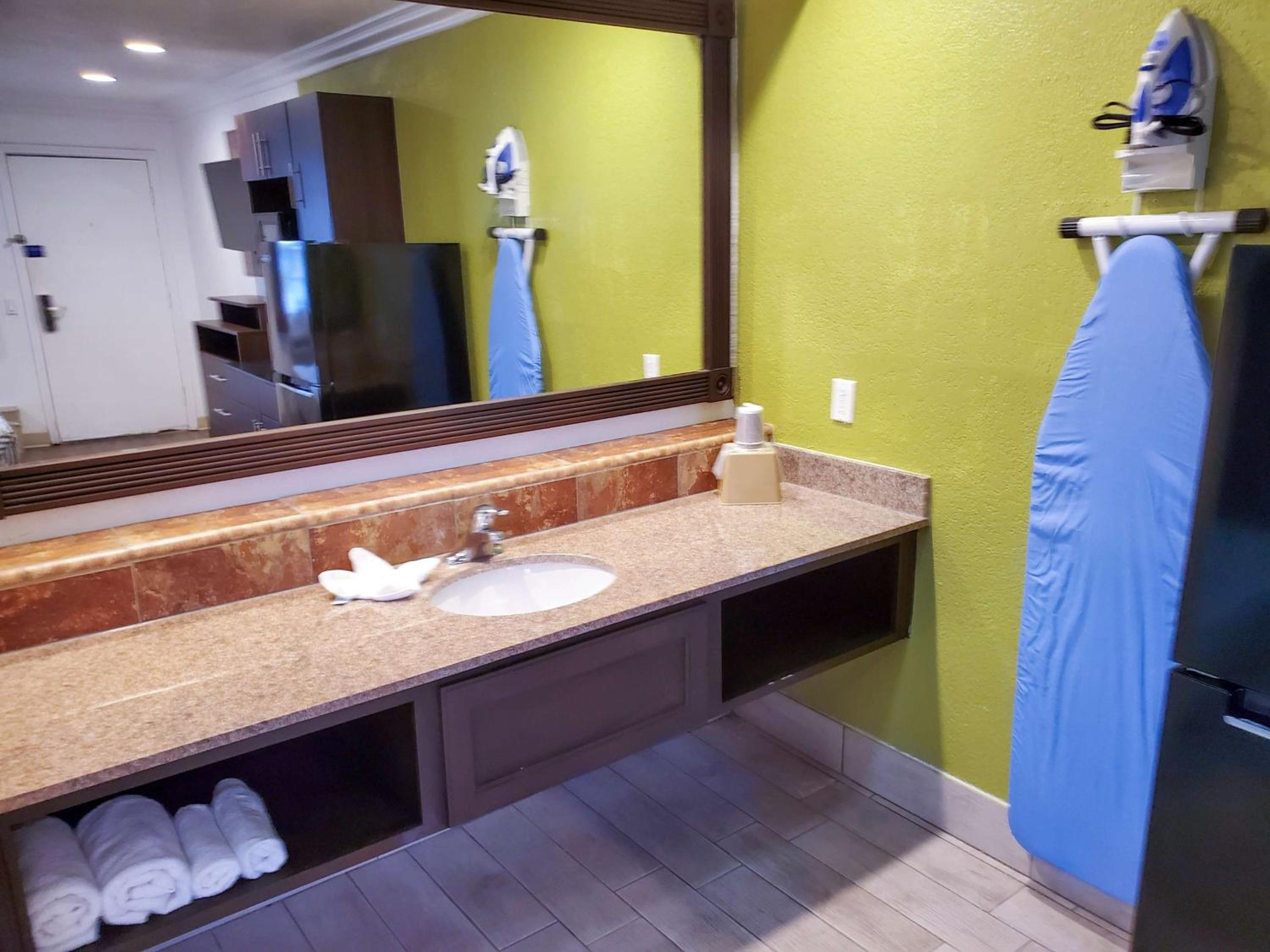 Quadruple Room - Disability Access - Non-Smoking - Photo 8