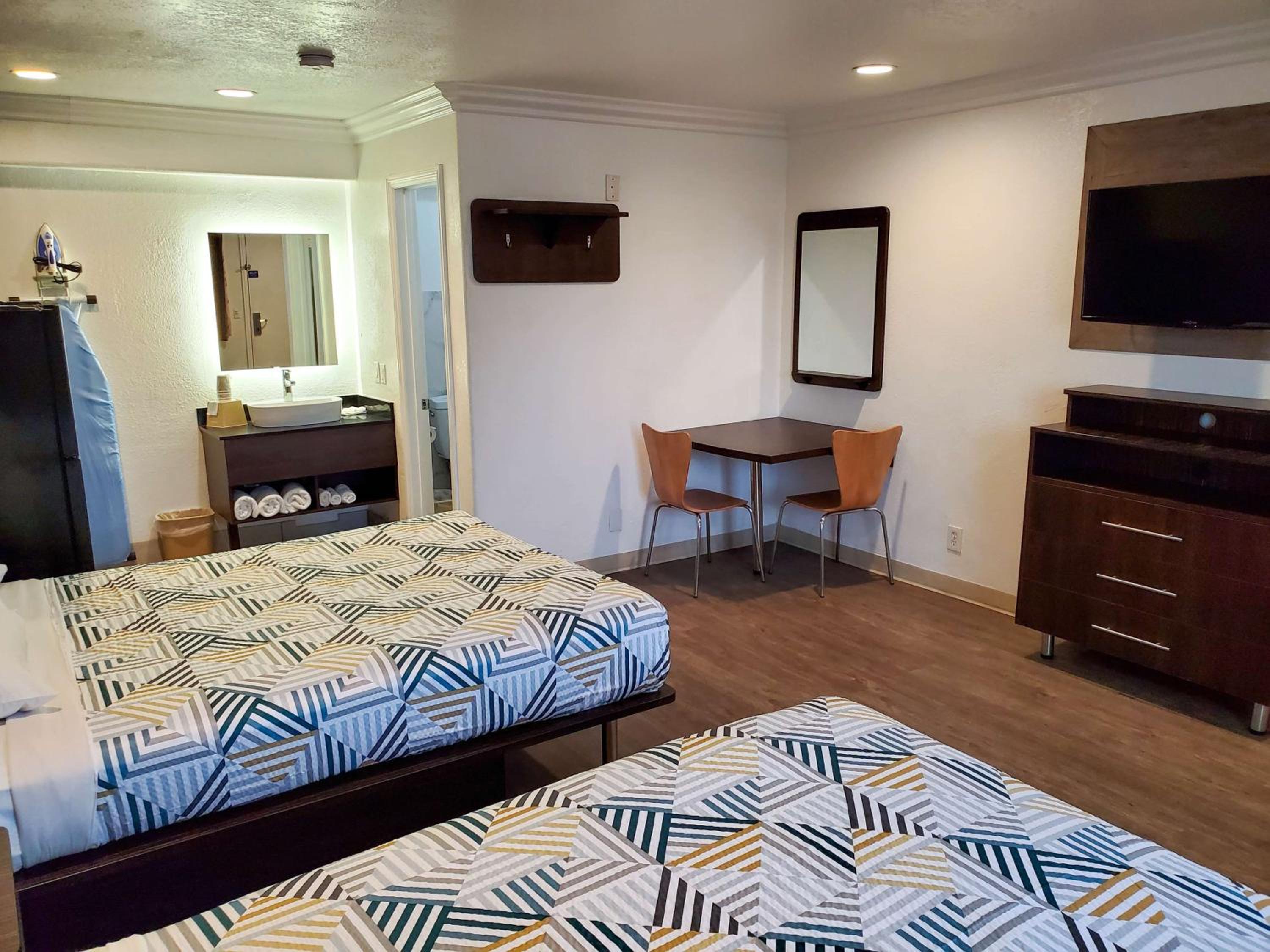 Deluxe Queen Room with Two Queen Beds - Non-Smoking - Photo 3