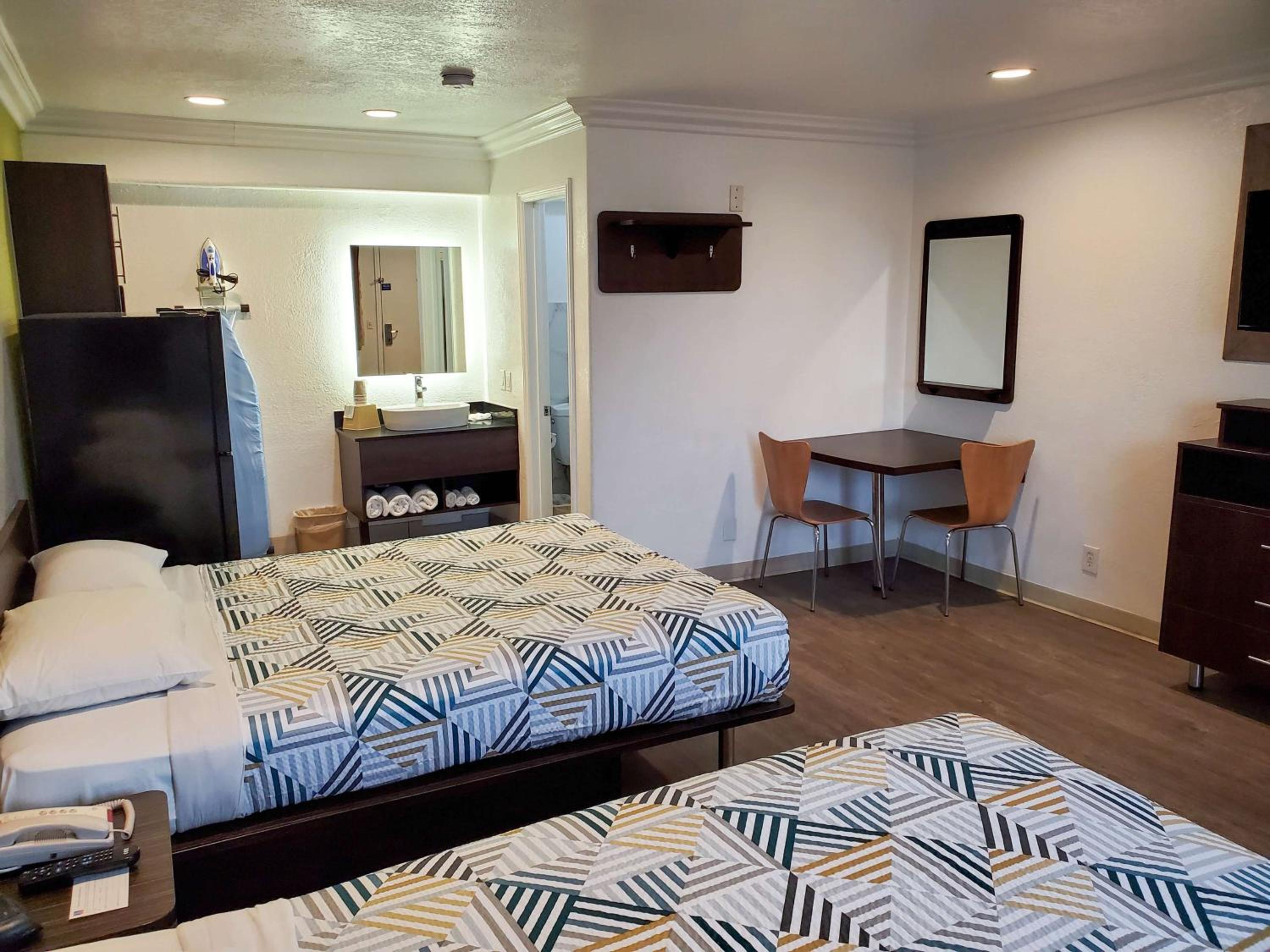 Deluxe Queen Room with Two Queen Beds - Non-Smoking - Photo 6