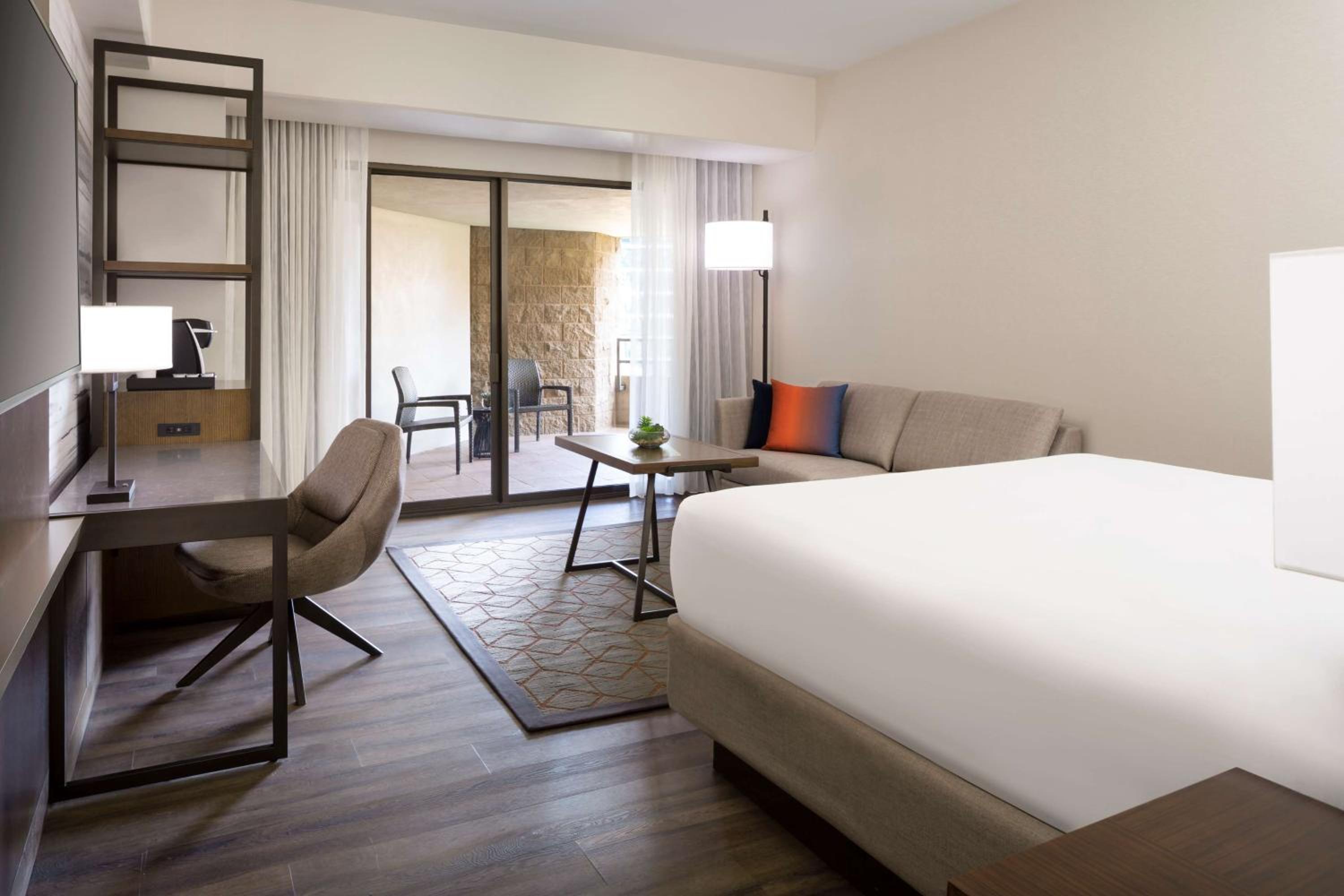 King Room with Balcony - Photo 5