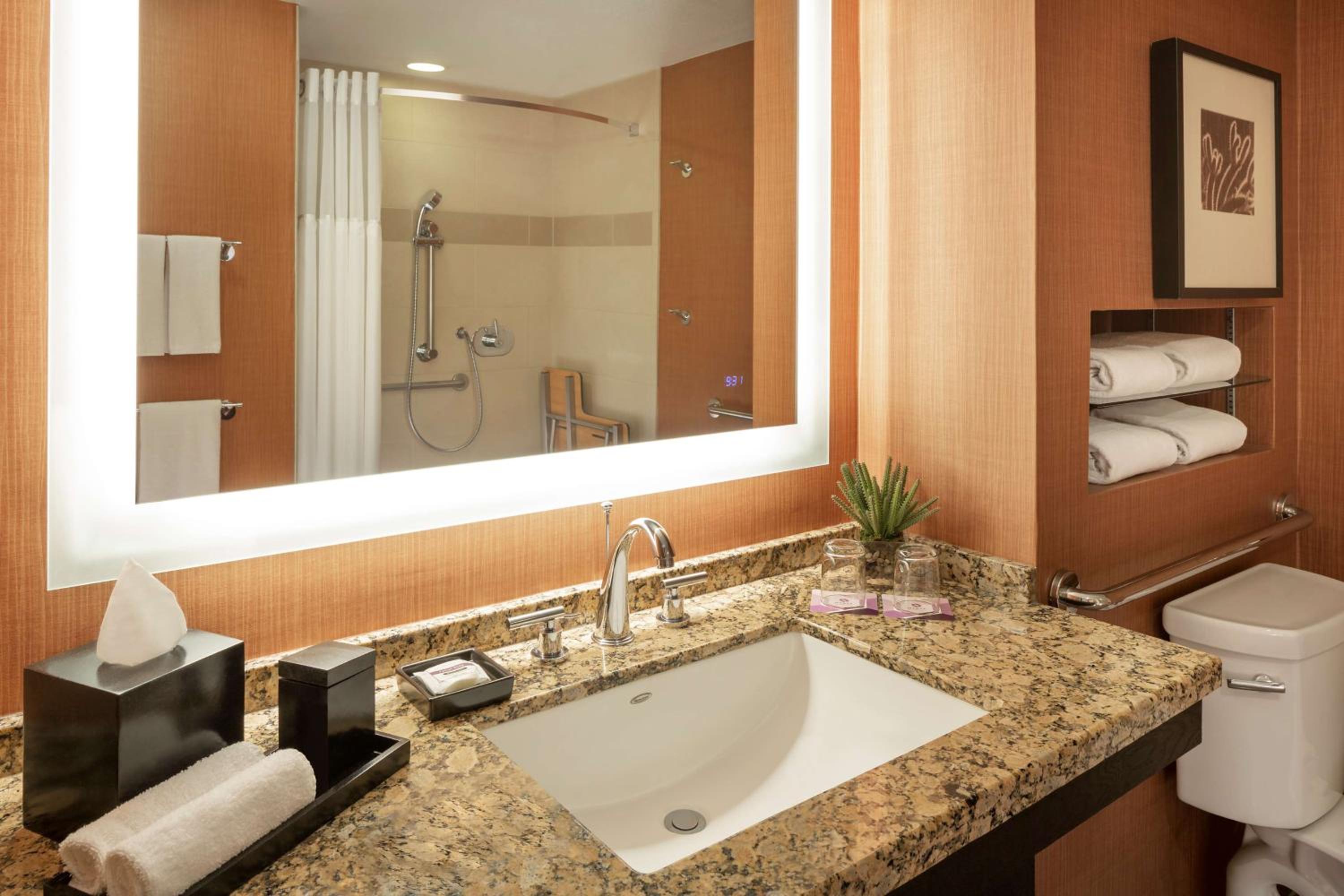 King Room with Accessible Shower - Disability Access - Photo 2