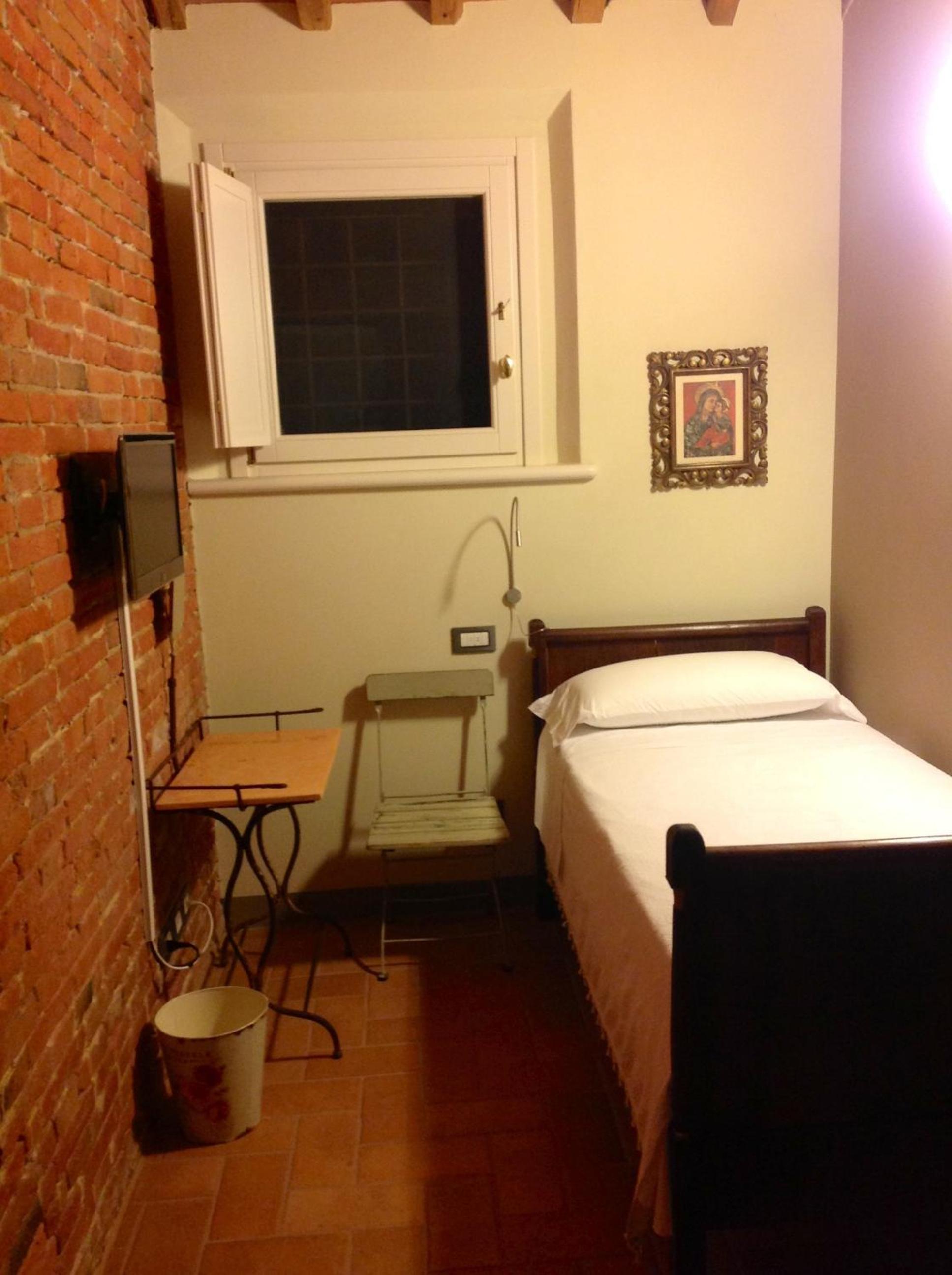 Single Room with Shared Bathroom photo 1