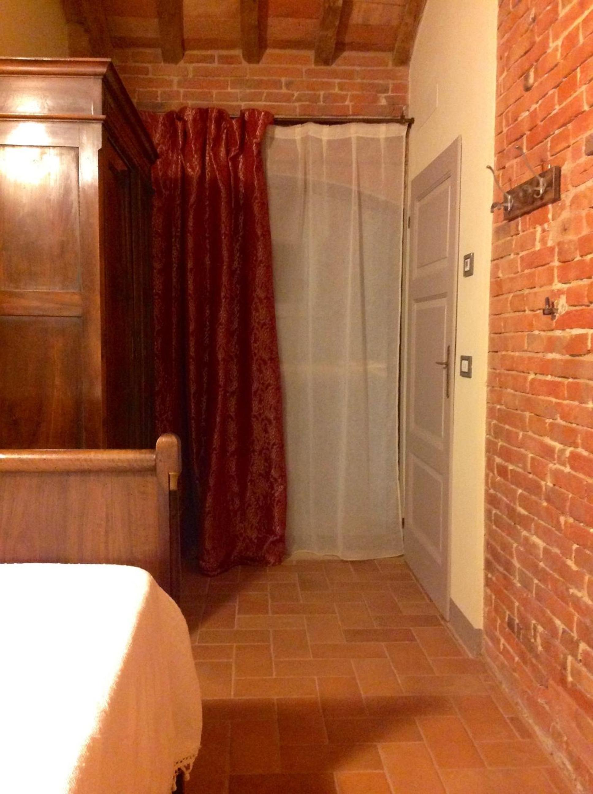Single Room with Shared Bathroom photo 2
