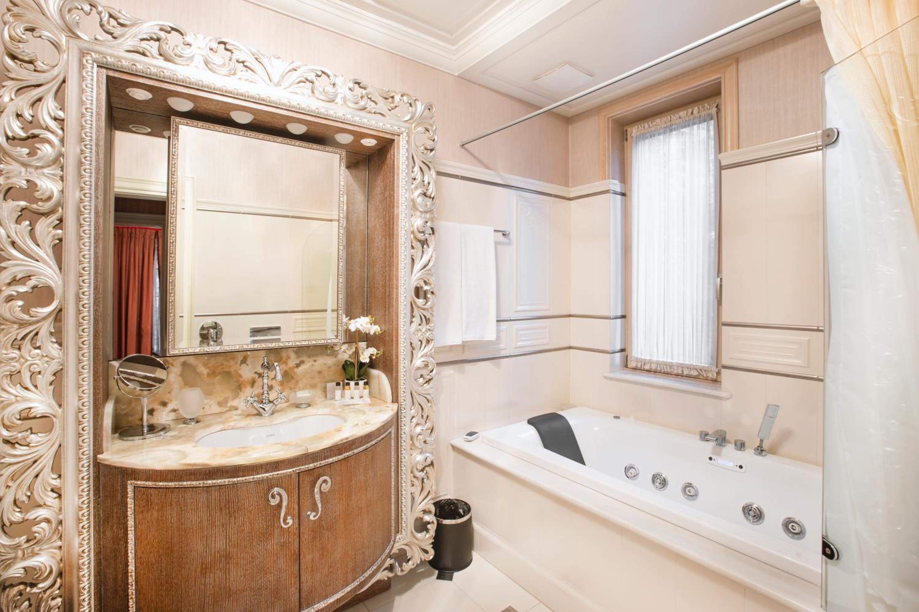 Deluxe Double Room with Balcony - Photo 5