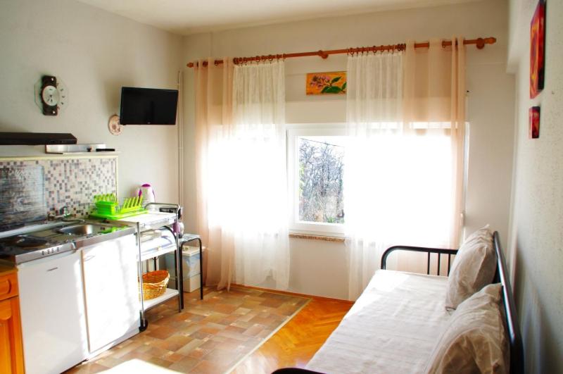 One-Bedroom Apartment - Photo 7