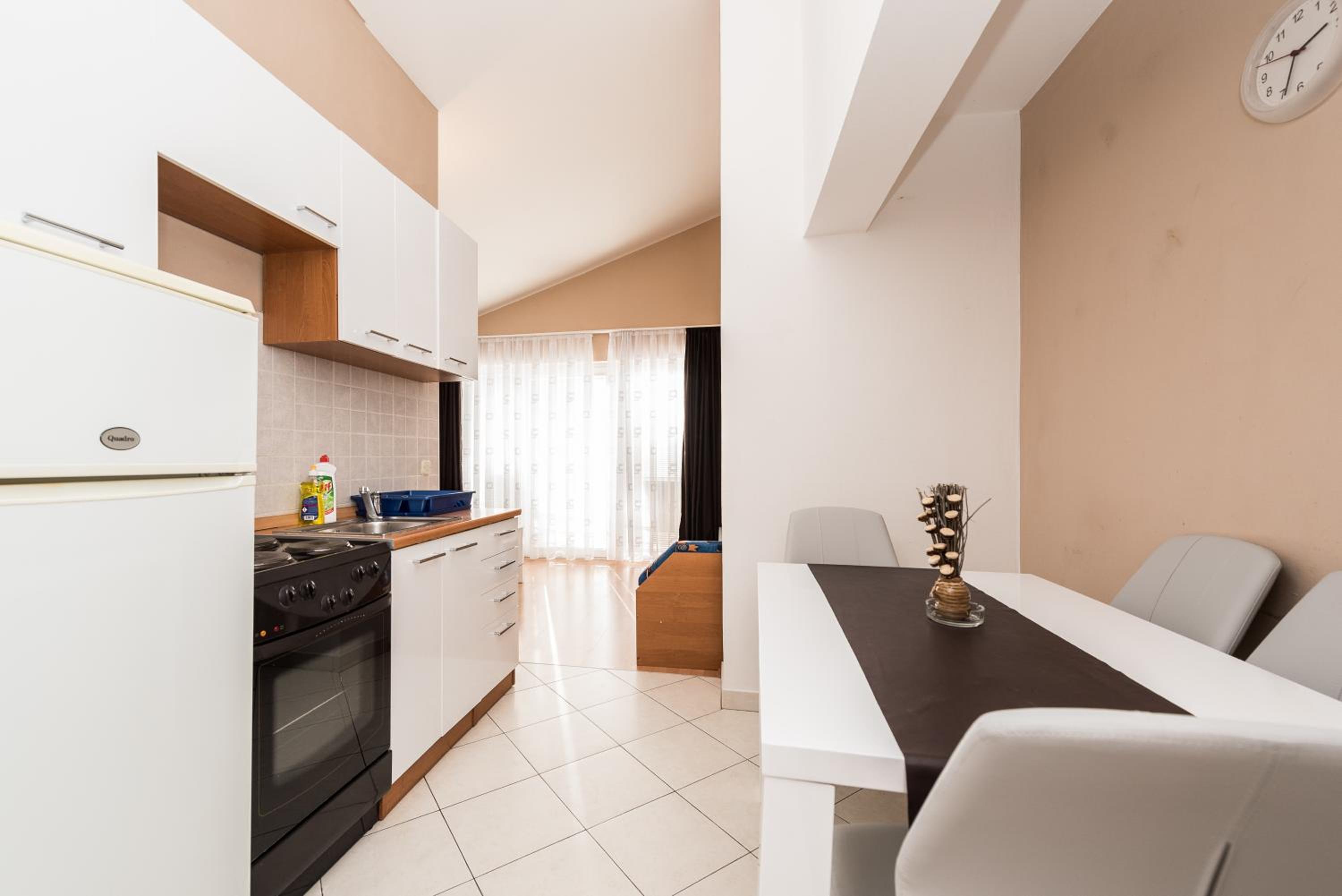 One-Bedroom Apartment with Balcony (5 Adults) photo 3