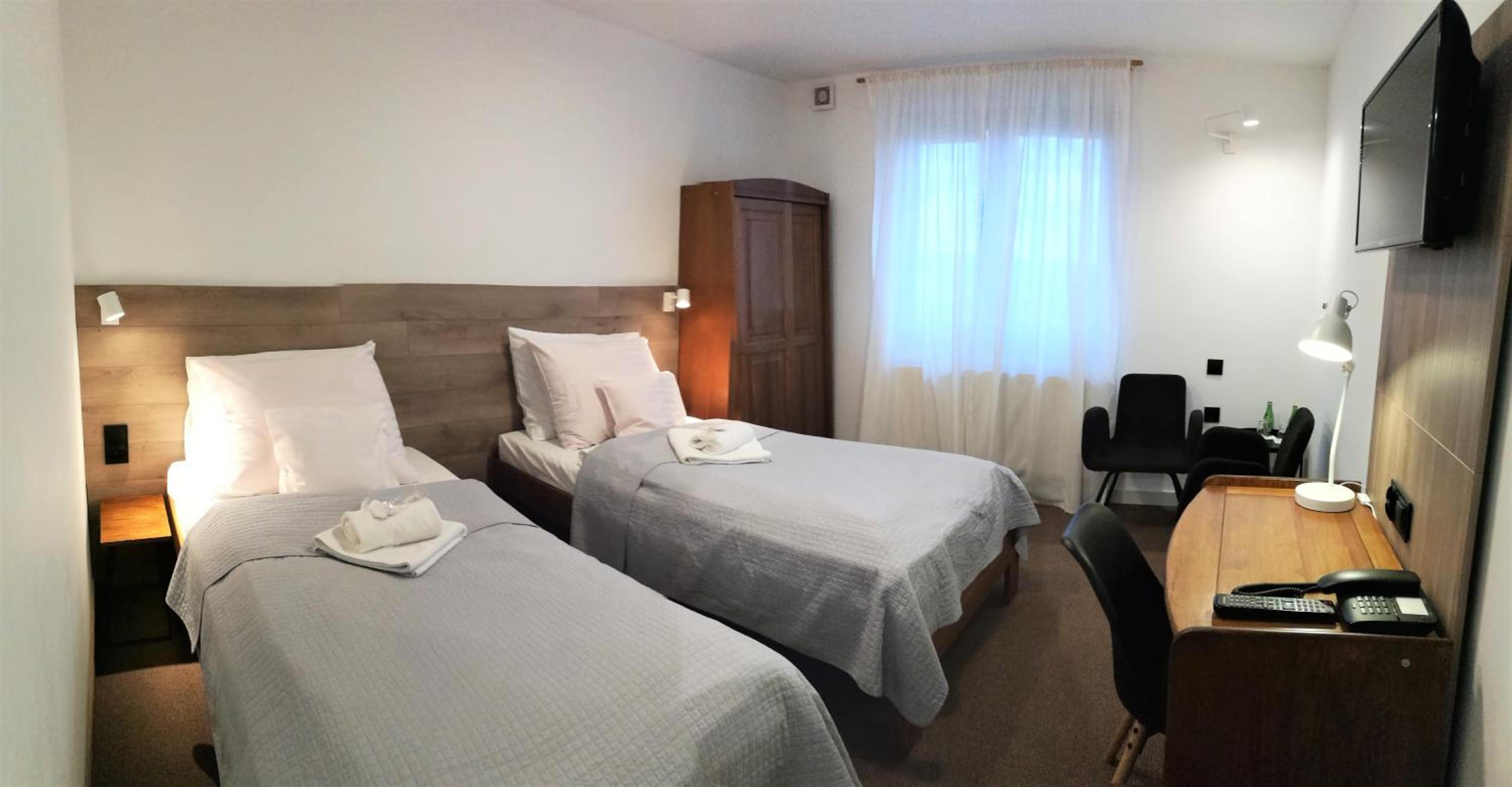 Standard Twin Room - Photo 3