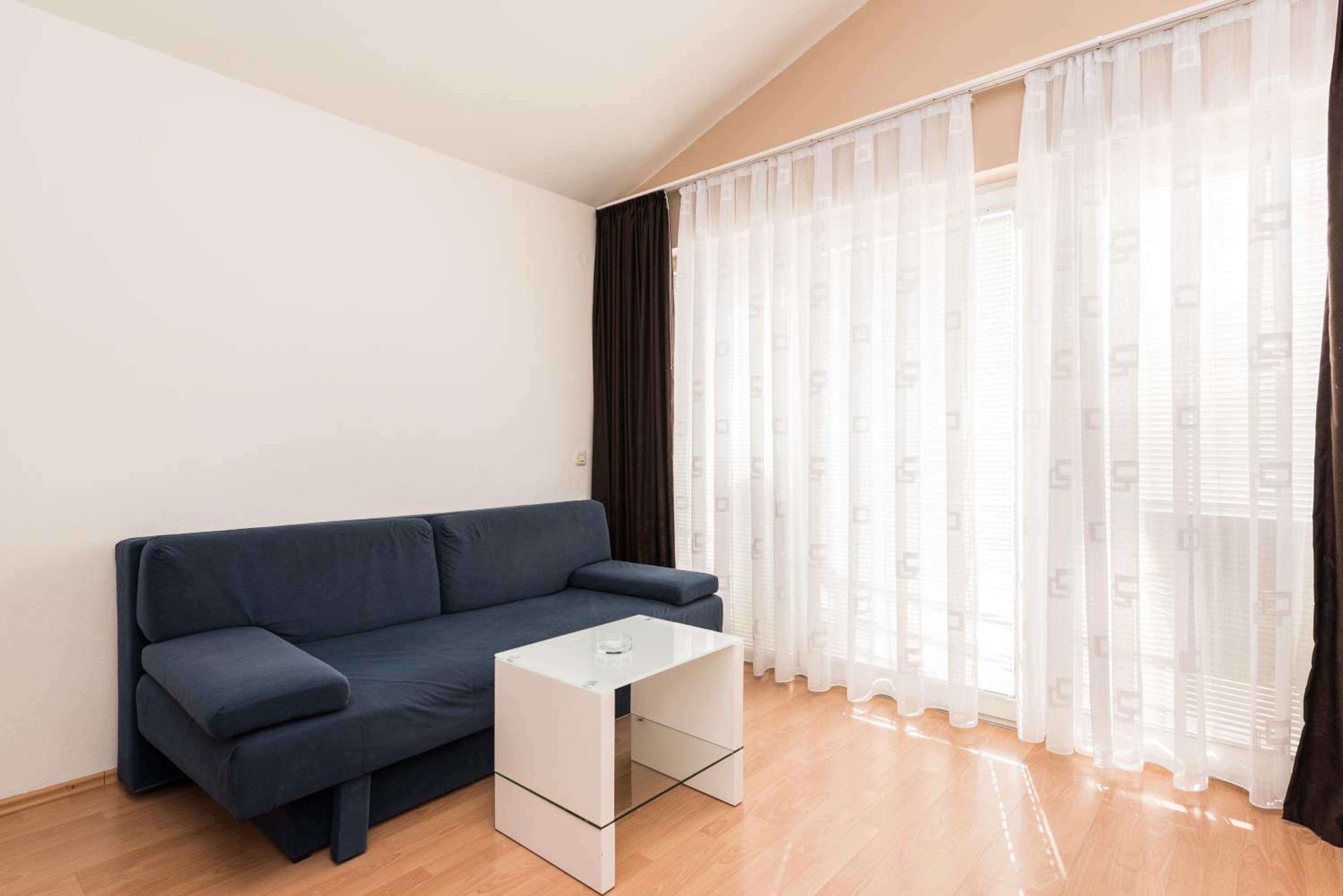 One-Bedroom Apartment with Balcony (5 Adults) photo 2