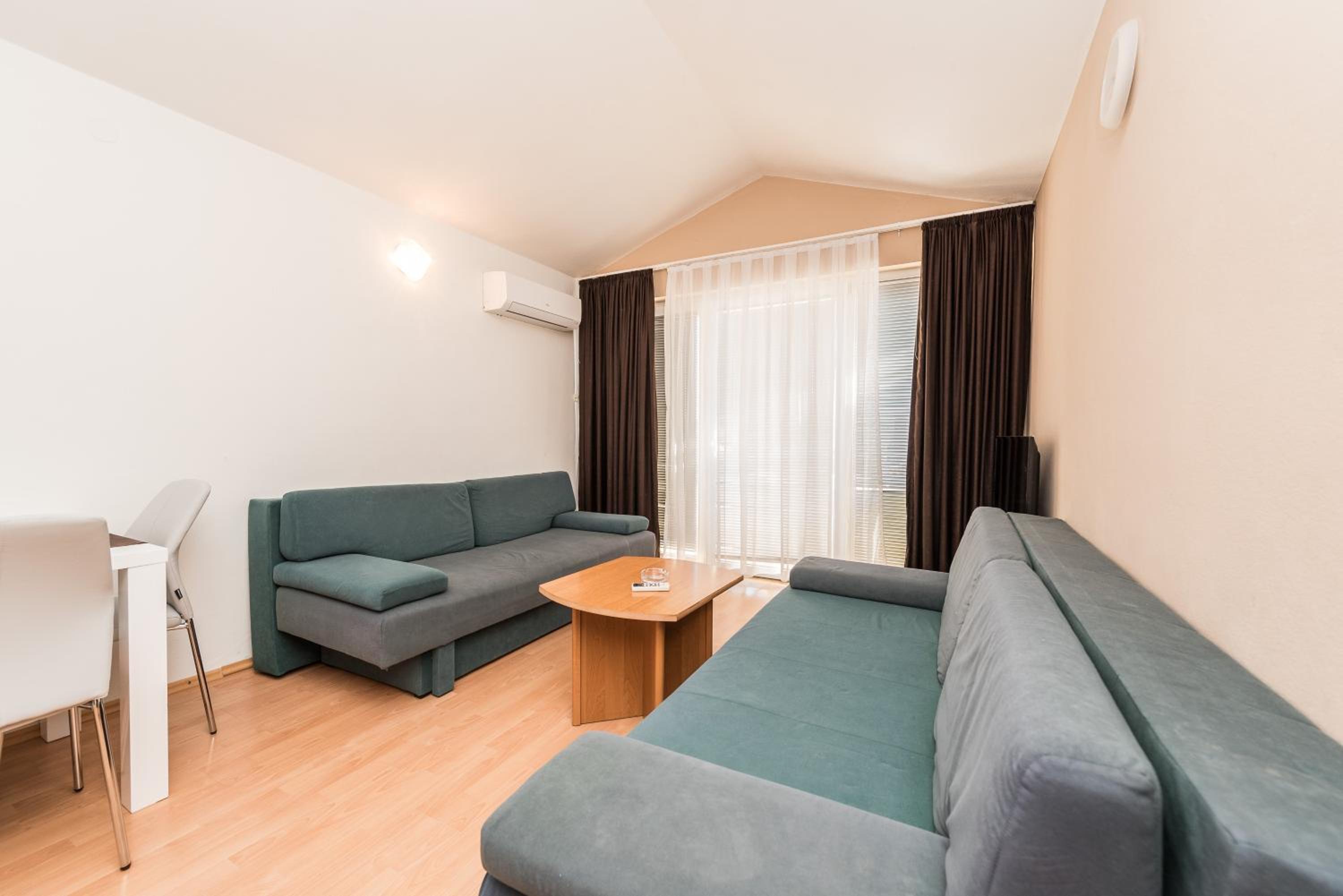 One-Bedroom Apartment with Balcony (6 Adults) photo 1