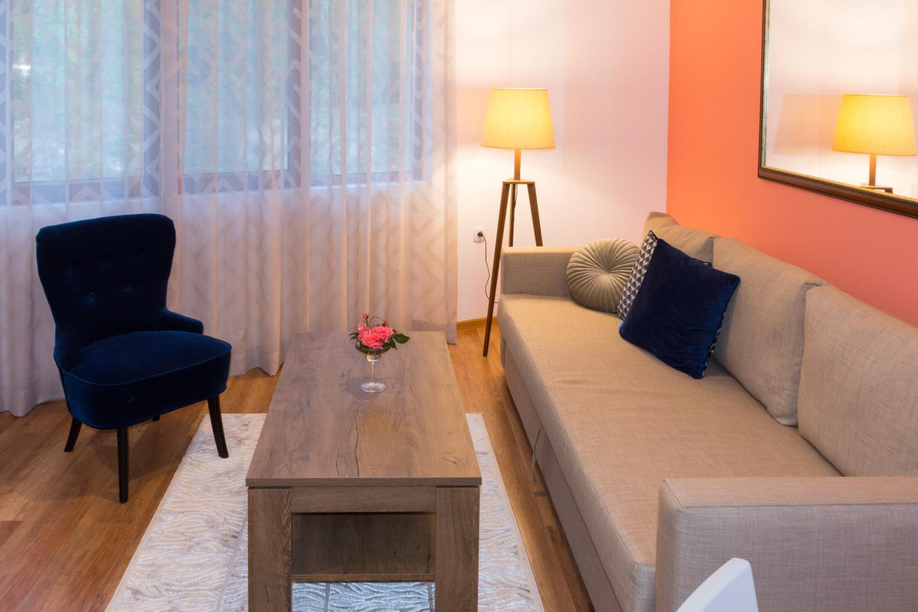 One-Bedroom Apartment - Photo 3