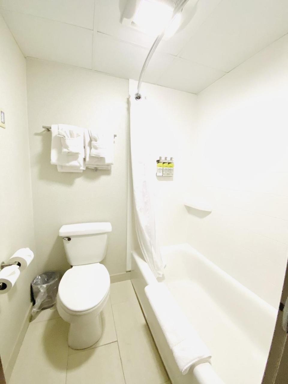 Standard Queen Room with Two Queen Beds and Tub - Mobility/Communications Accessible photo 2