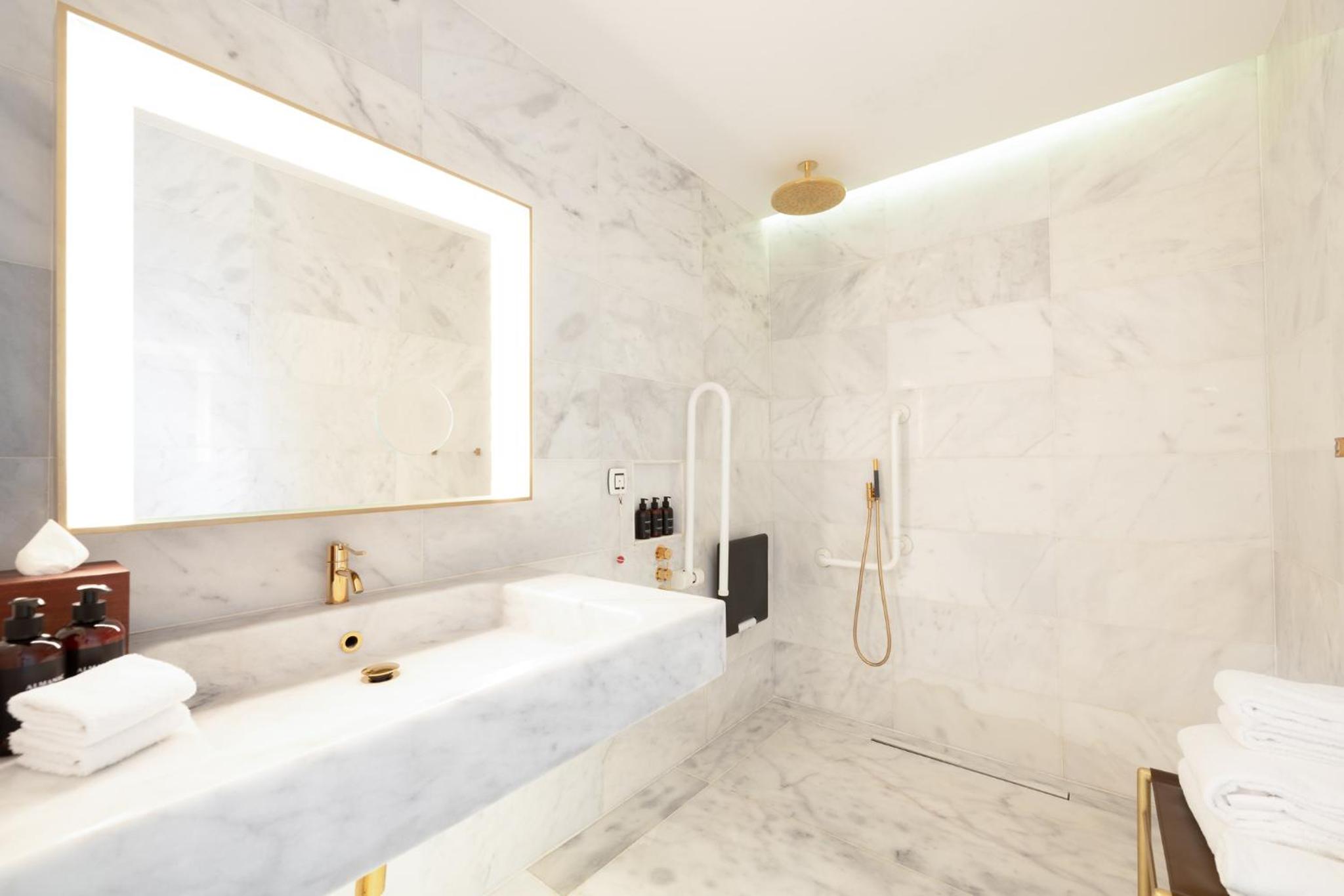 King Room with Roll-In Shower - Disability Access photo 2