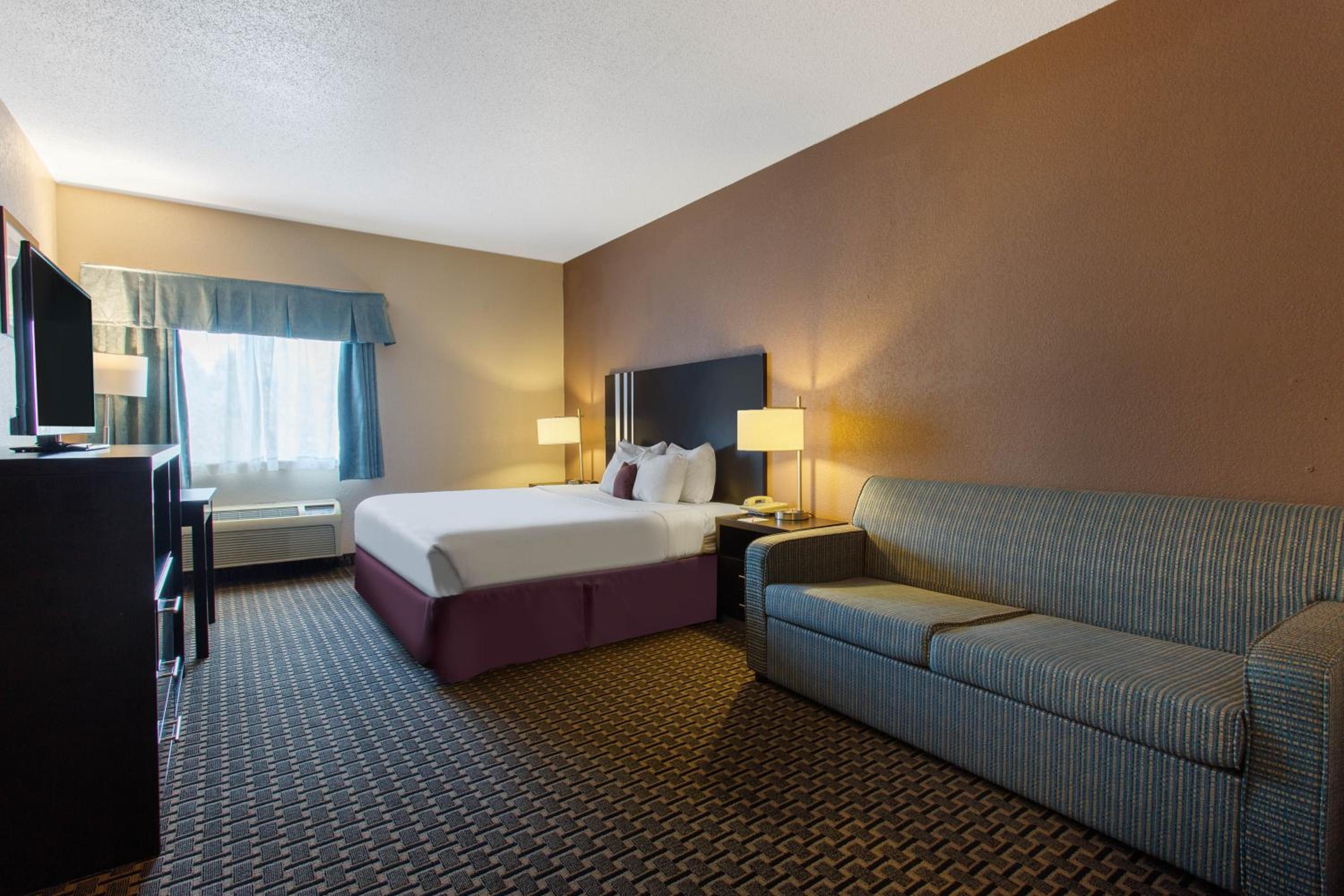 King Suite with Sofa Bed - Non-Smoking - Photo 4