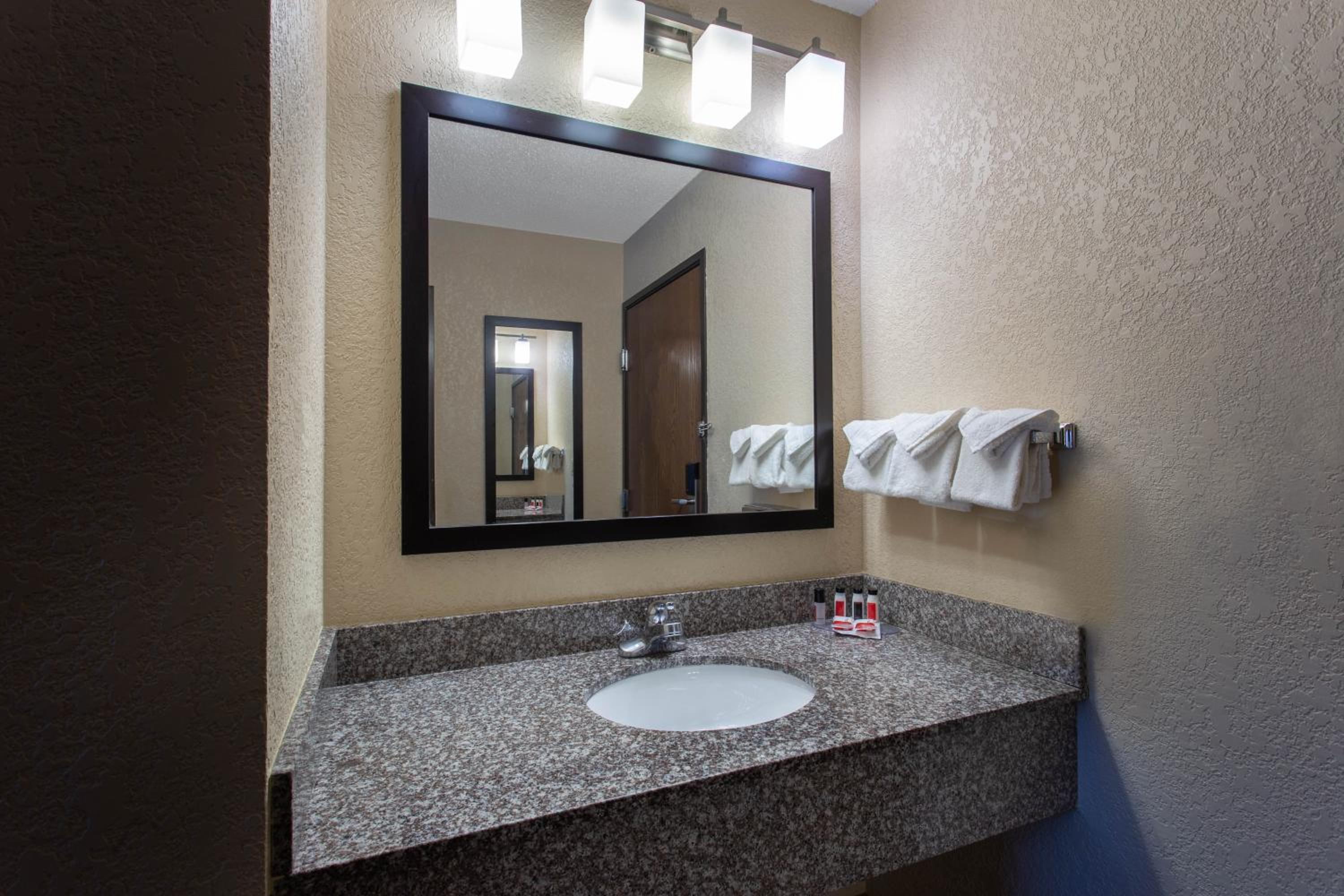 King Room - Non-Smoking - Photo 2
