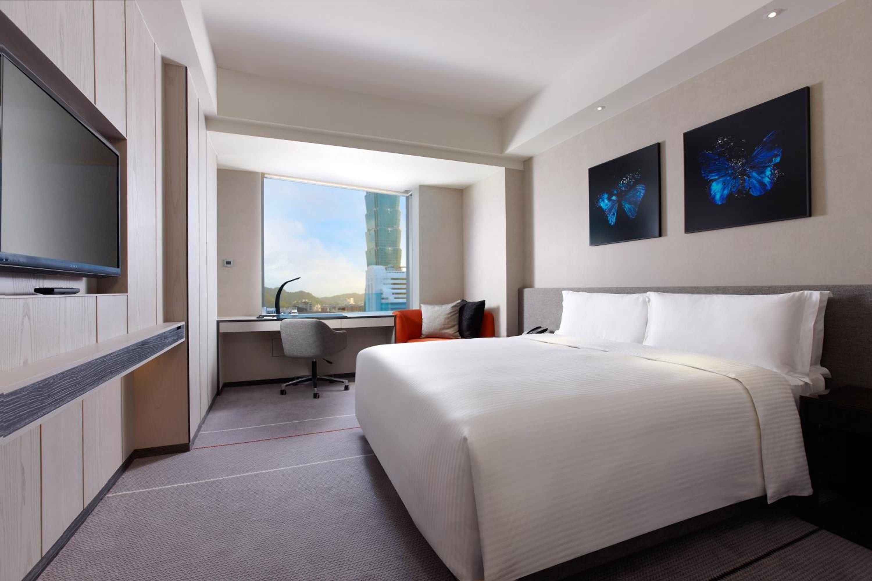 Deluxe King Room with Landmark View - Photo 4