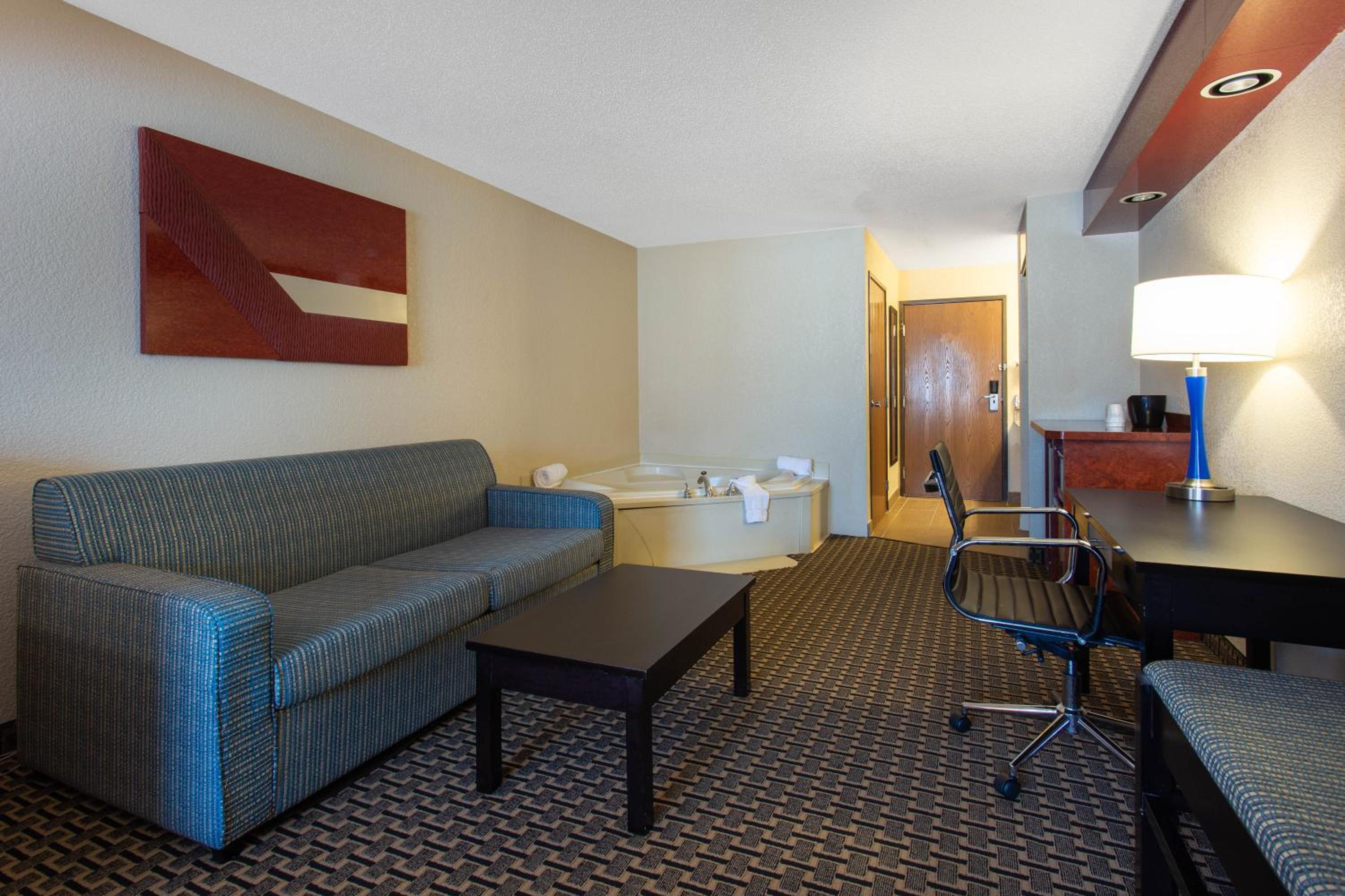 Luxury Suite with Jetted Tub - Non-Smoking - Photo 4