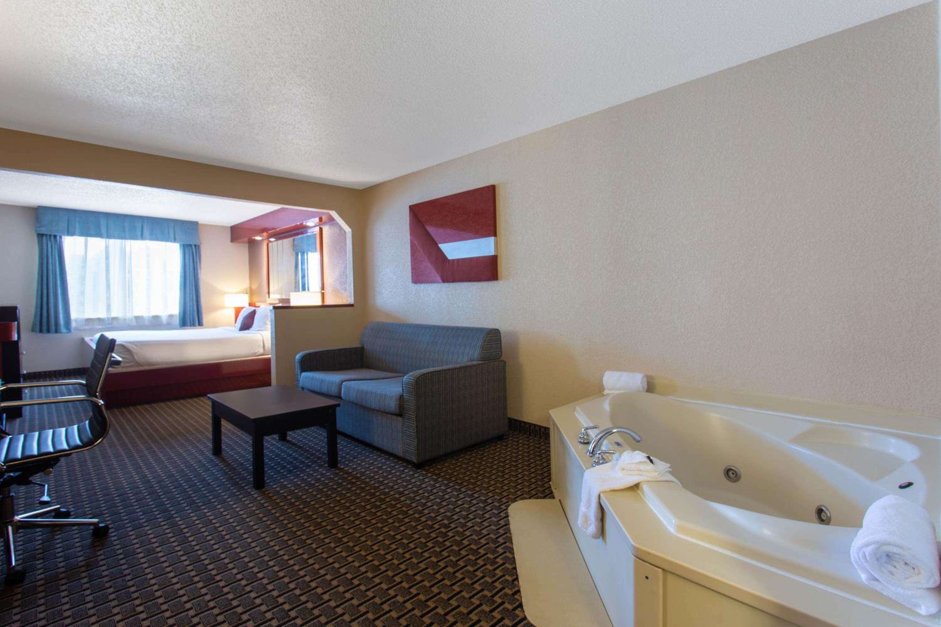 Luxury Suite with Jetted Tub - Non-Smoking - Photo 1