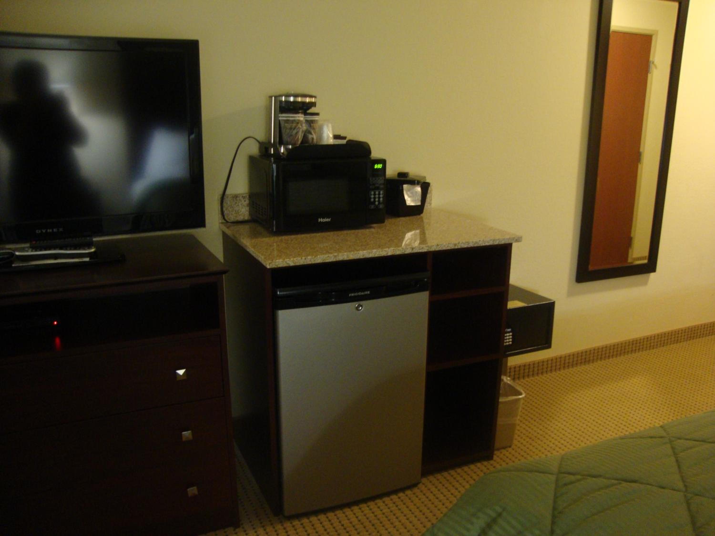 Queen Room with Two Queen Beds - Non-Smoking - Photo 5