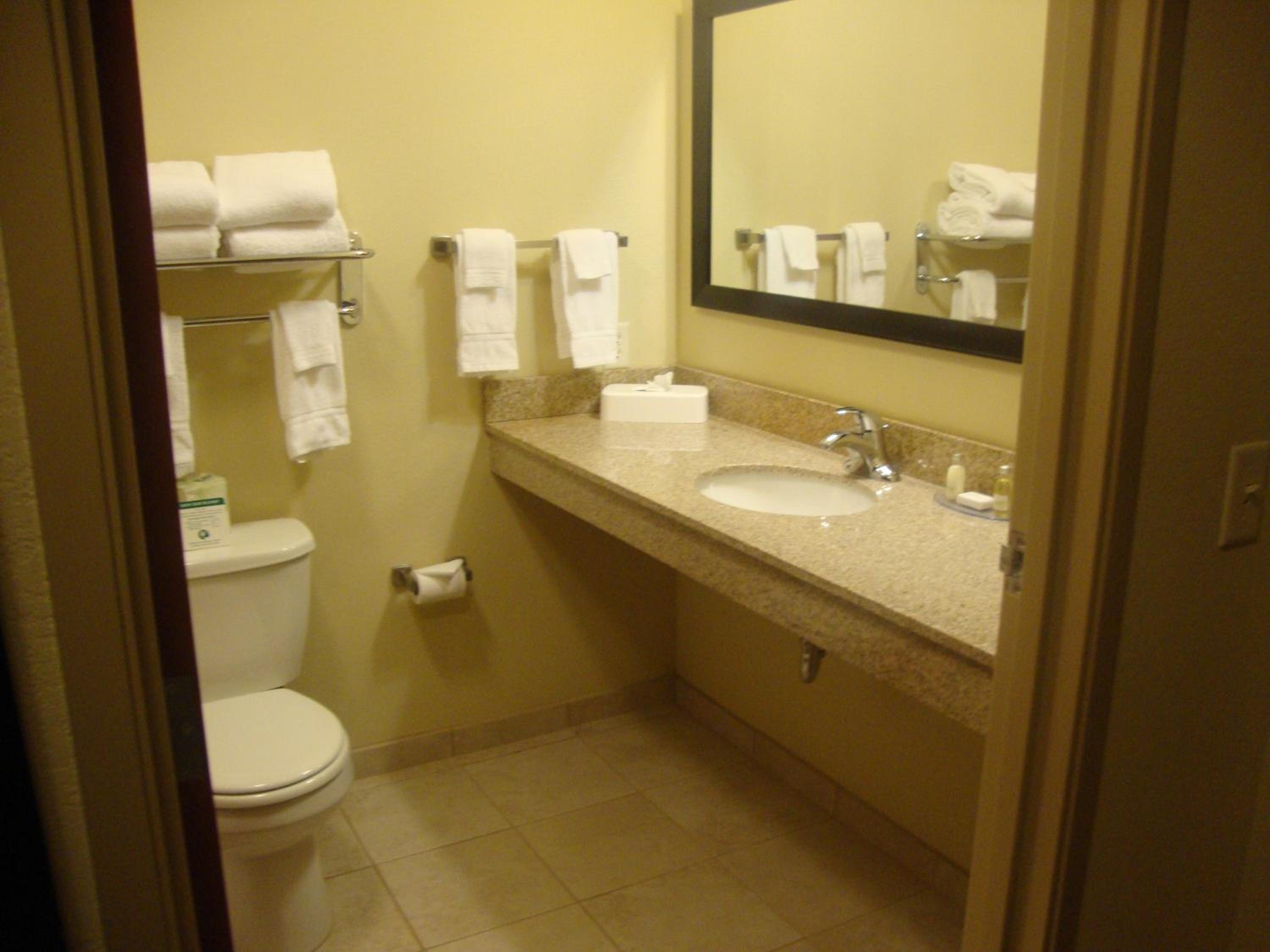 Queen Room with Two Queen Beds - Non-Smoking - Photo 8