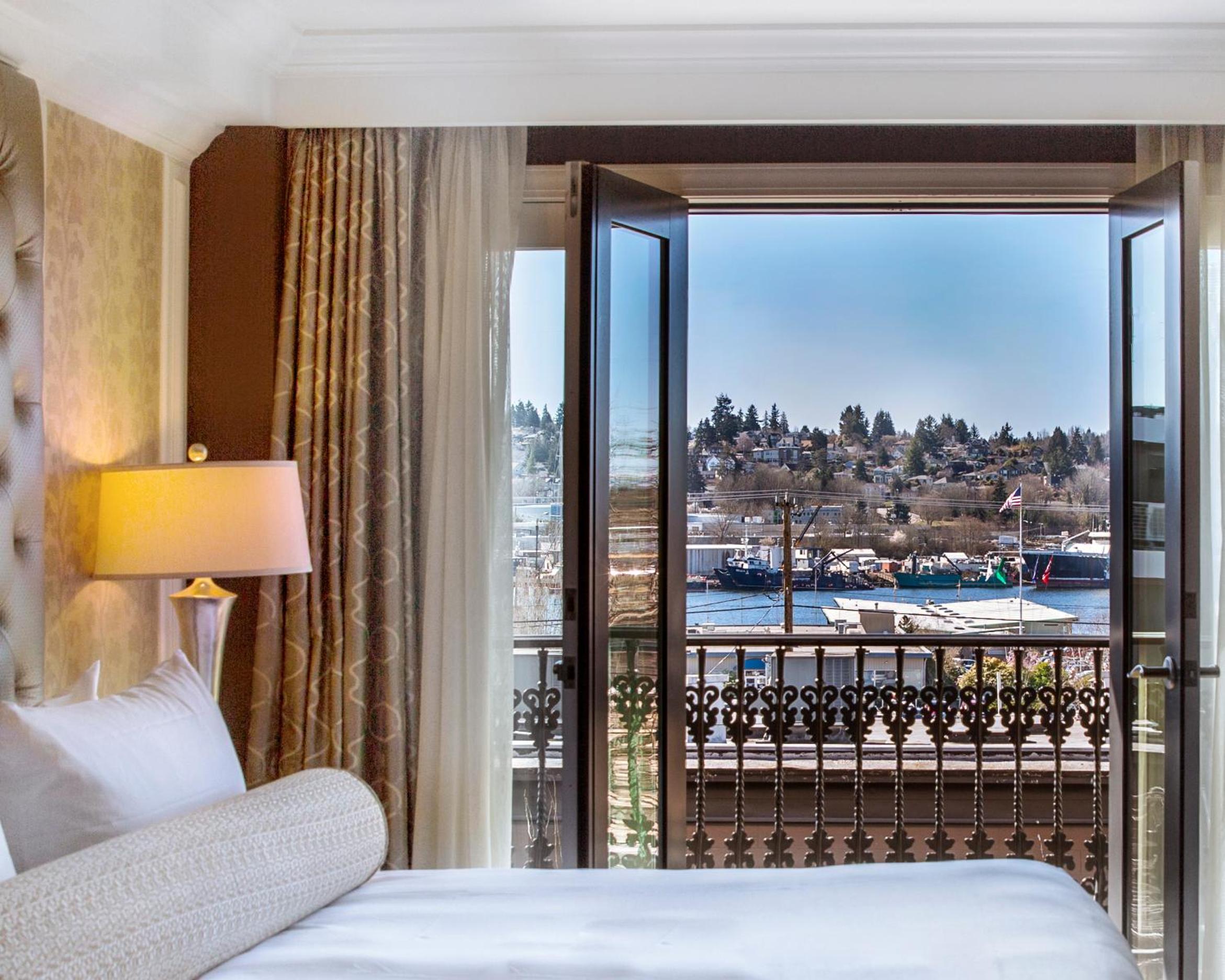 Luxury Suite with Balcony thumbnail 6