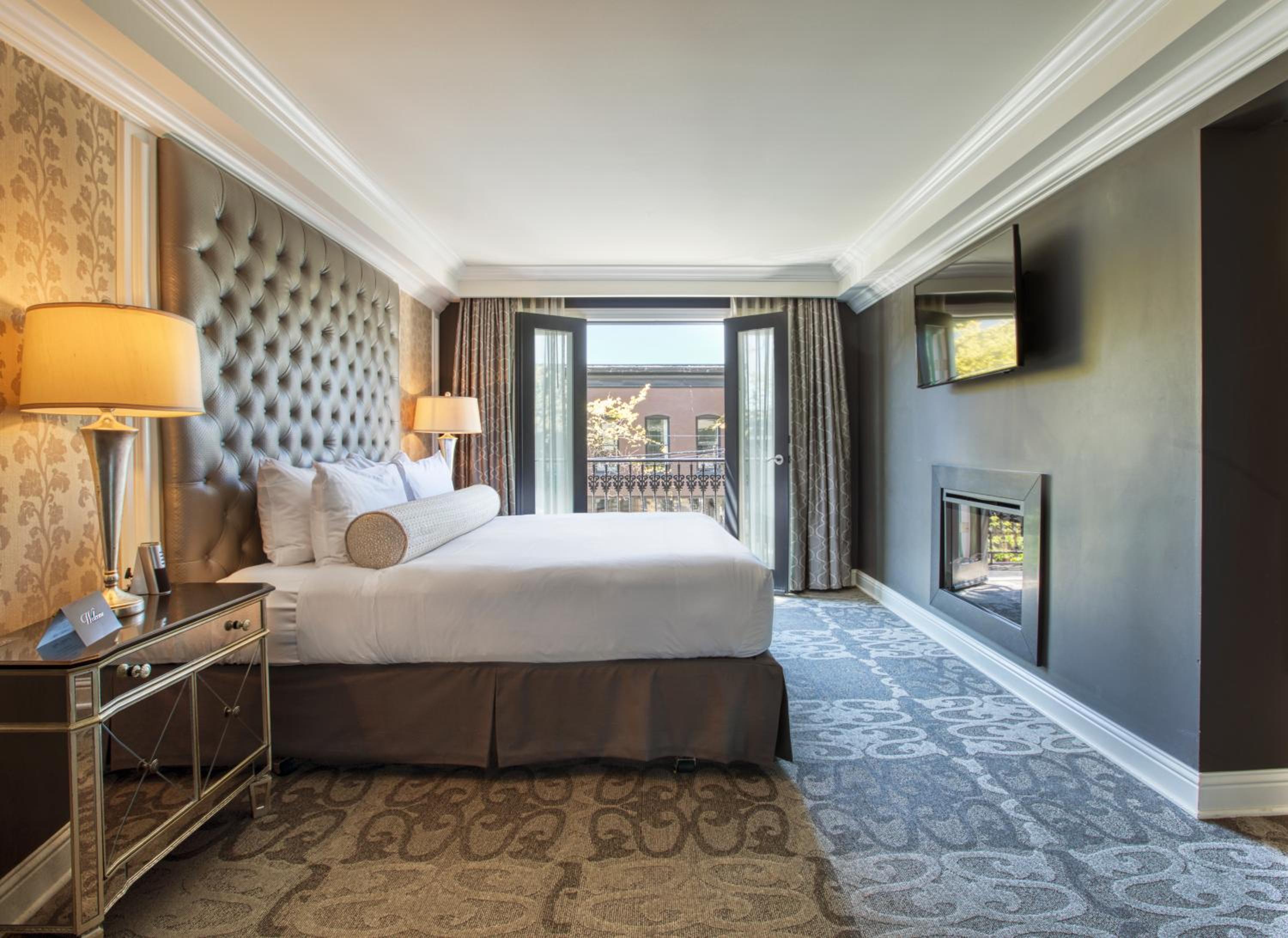Luxury Suite with Balcony