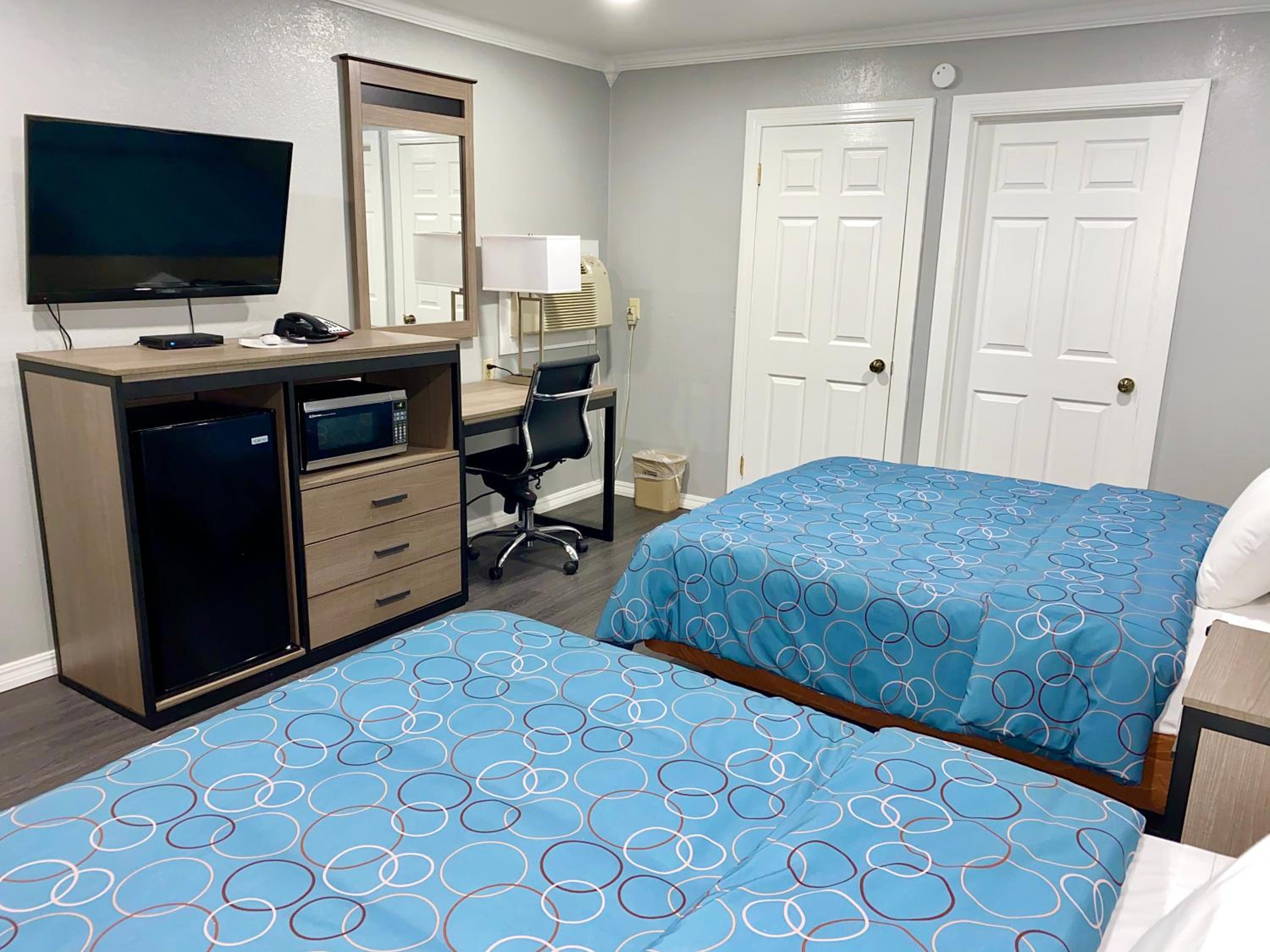 Deluxe Queen Room with Two Queen Beds photo 2