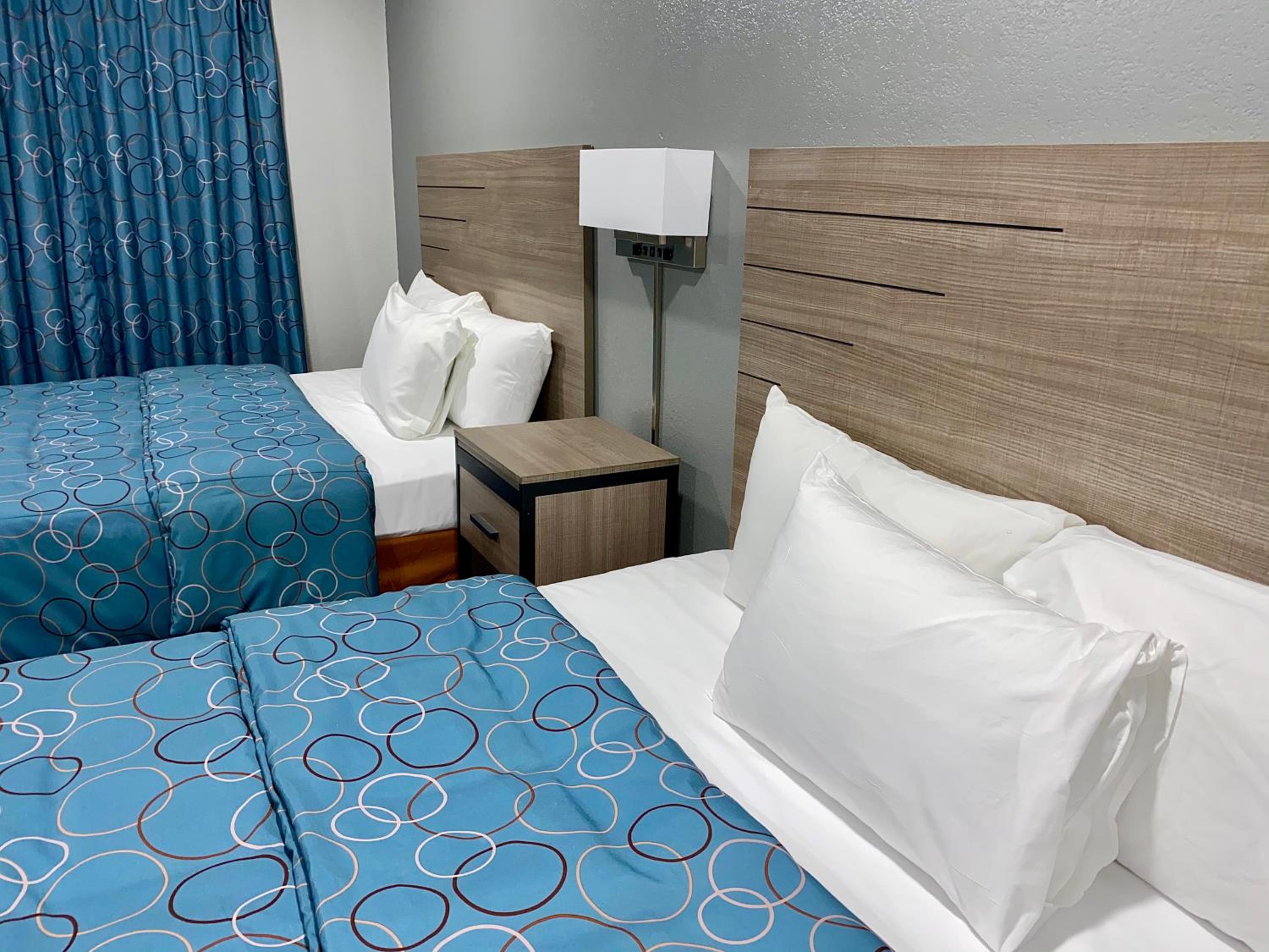 Deluxe Queen Room with Two Queen Beds photo 1