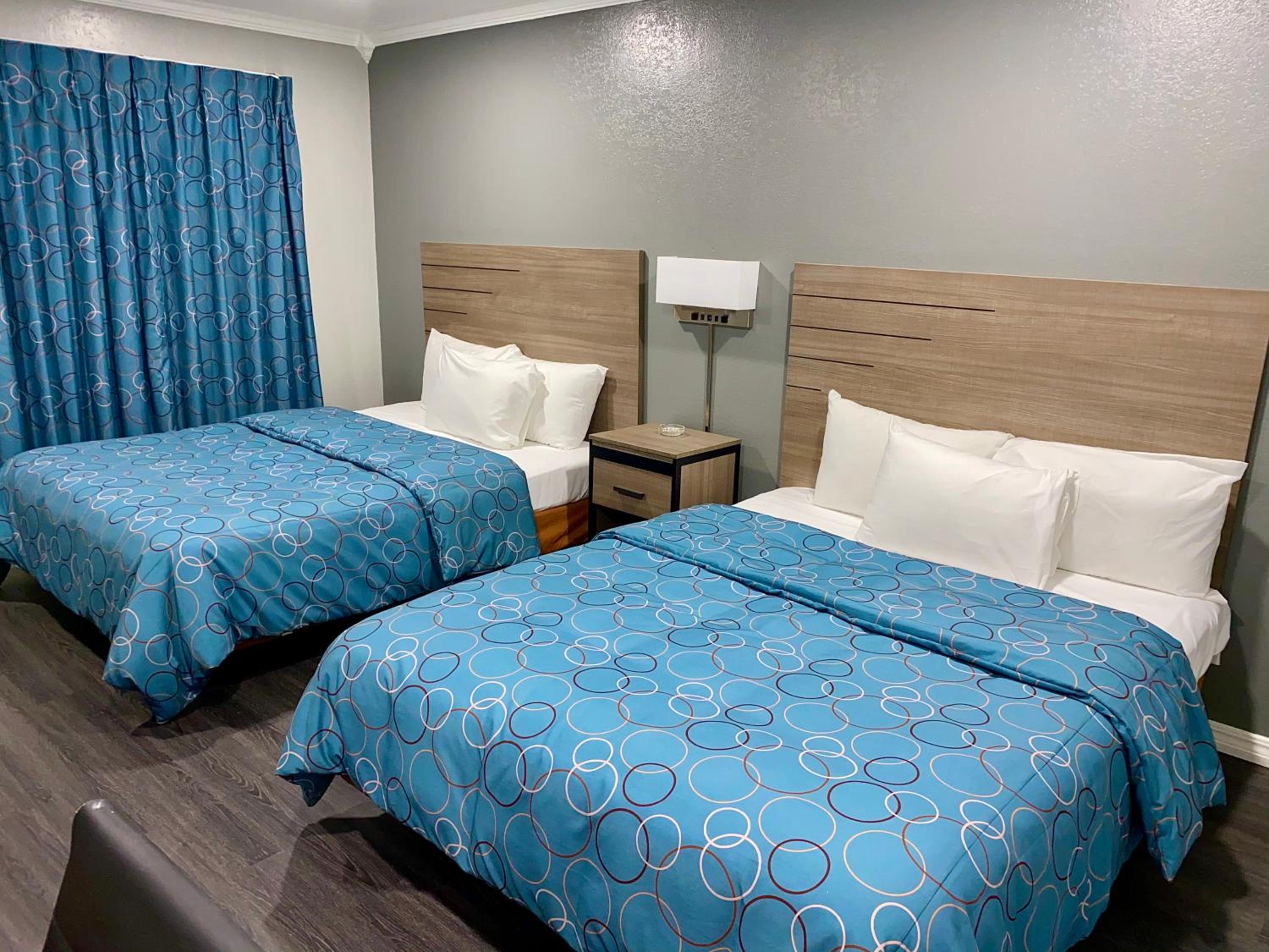 Deluxe Queen Room with Two Queen Beds photo 2