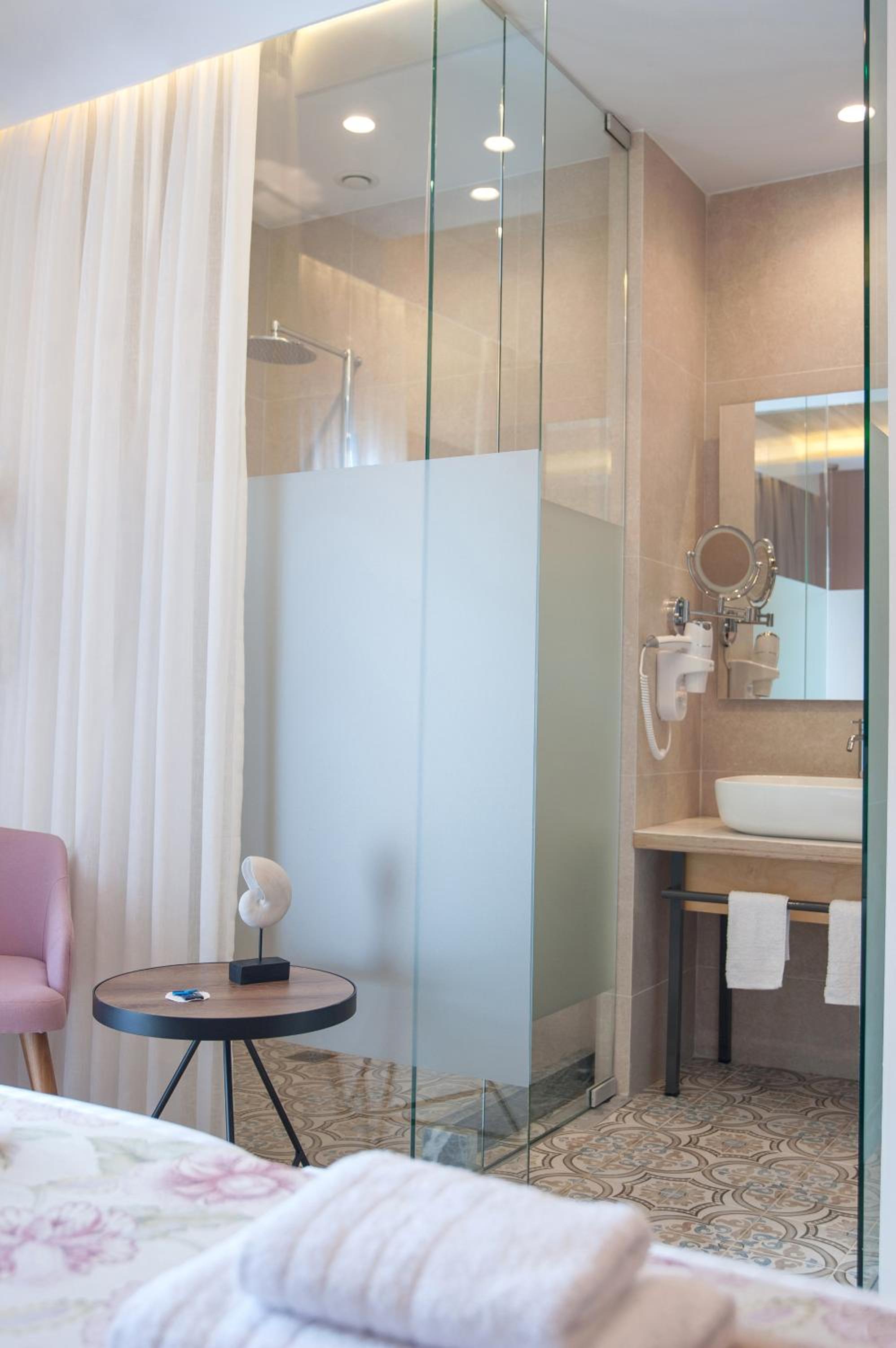 Double or Twin Room with Balcony - Photo 6