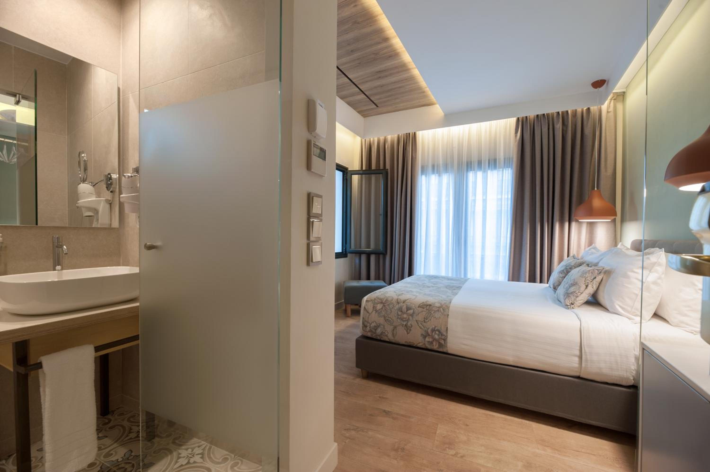 Double or Twin Room with Balcony - Photo 5