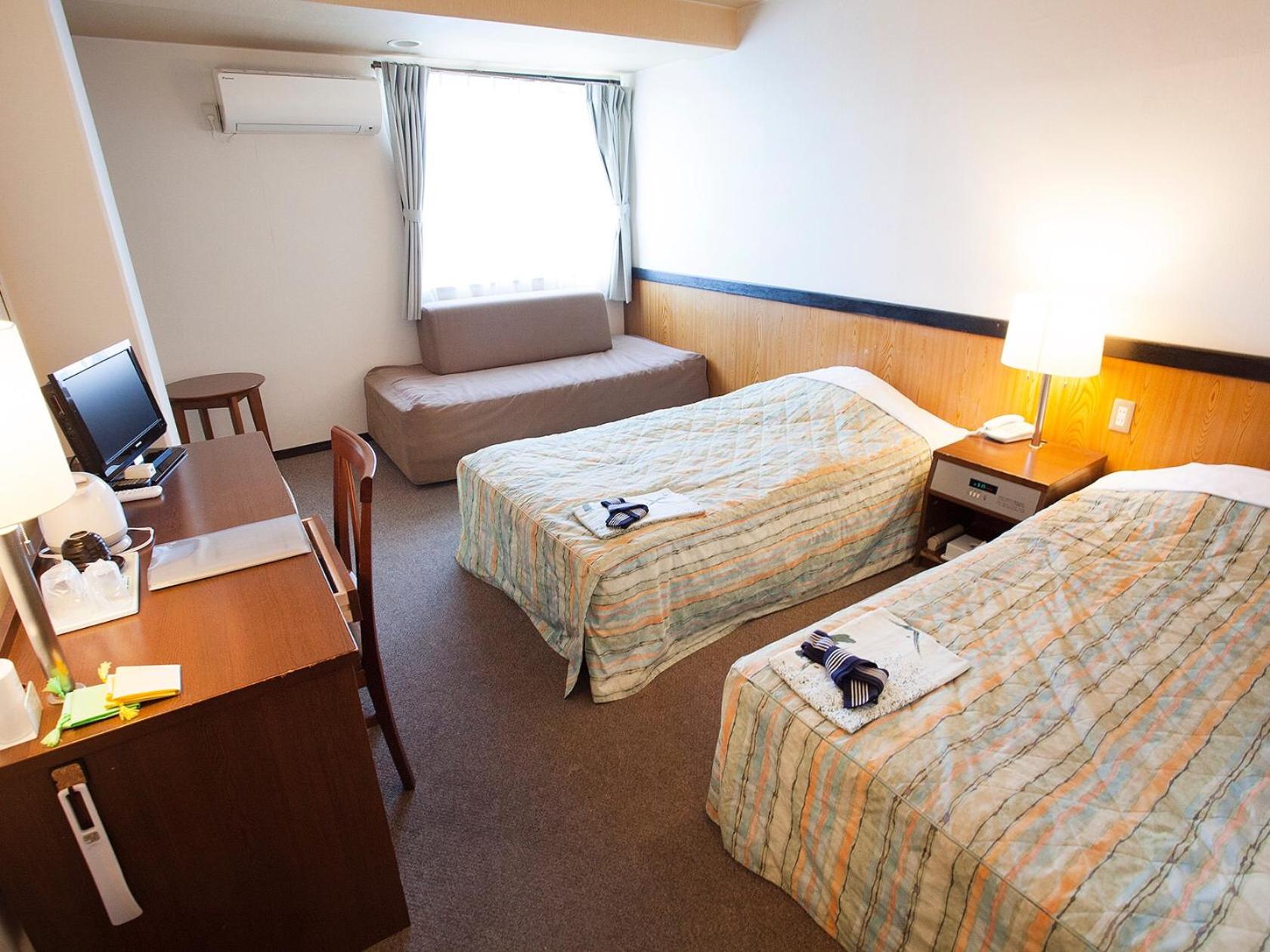 Twin Room - Non-Smoking photo 2