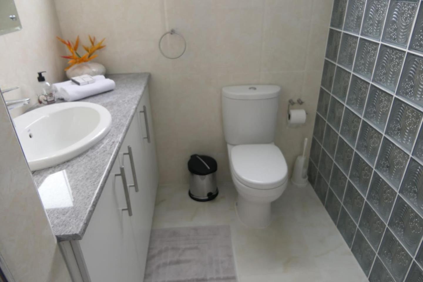 One-Bedroom House photo 2