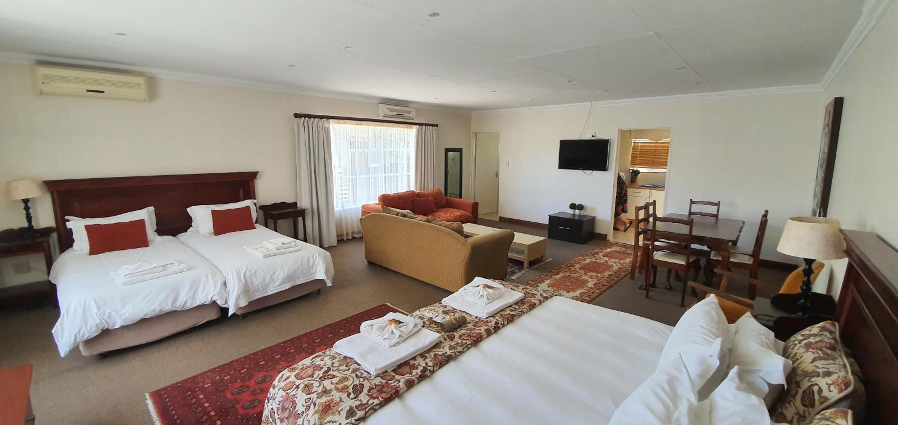Family Room with Private Bathroom - Photo 9