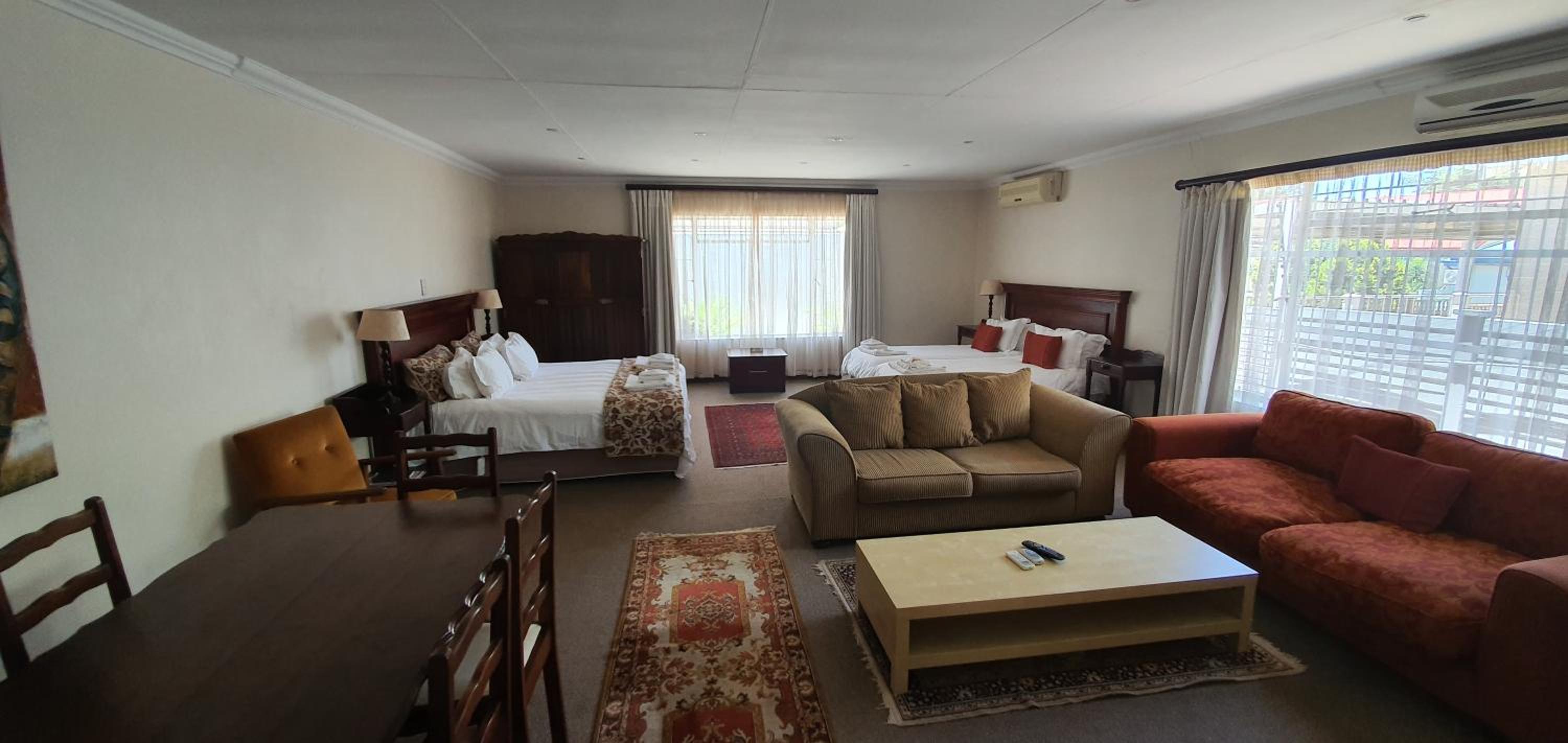 Family Room with Private Bathroom - Photo 2