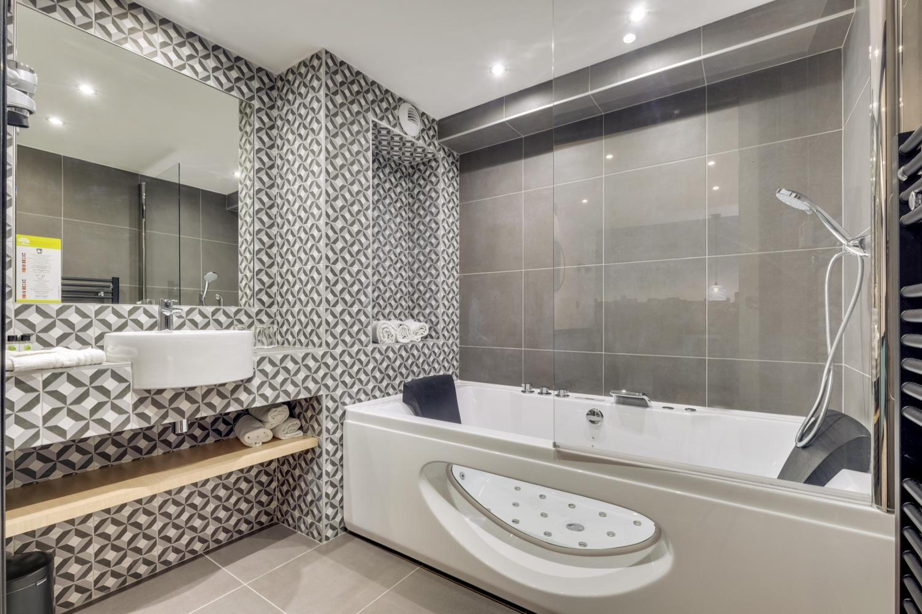 Chambre Triple Supérieure avec Bain à Remous