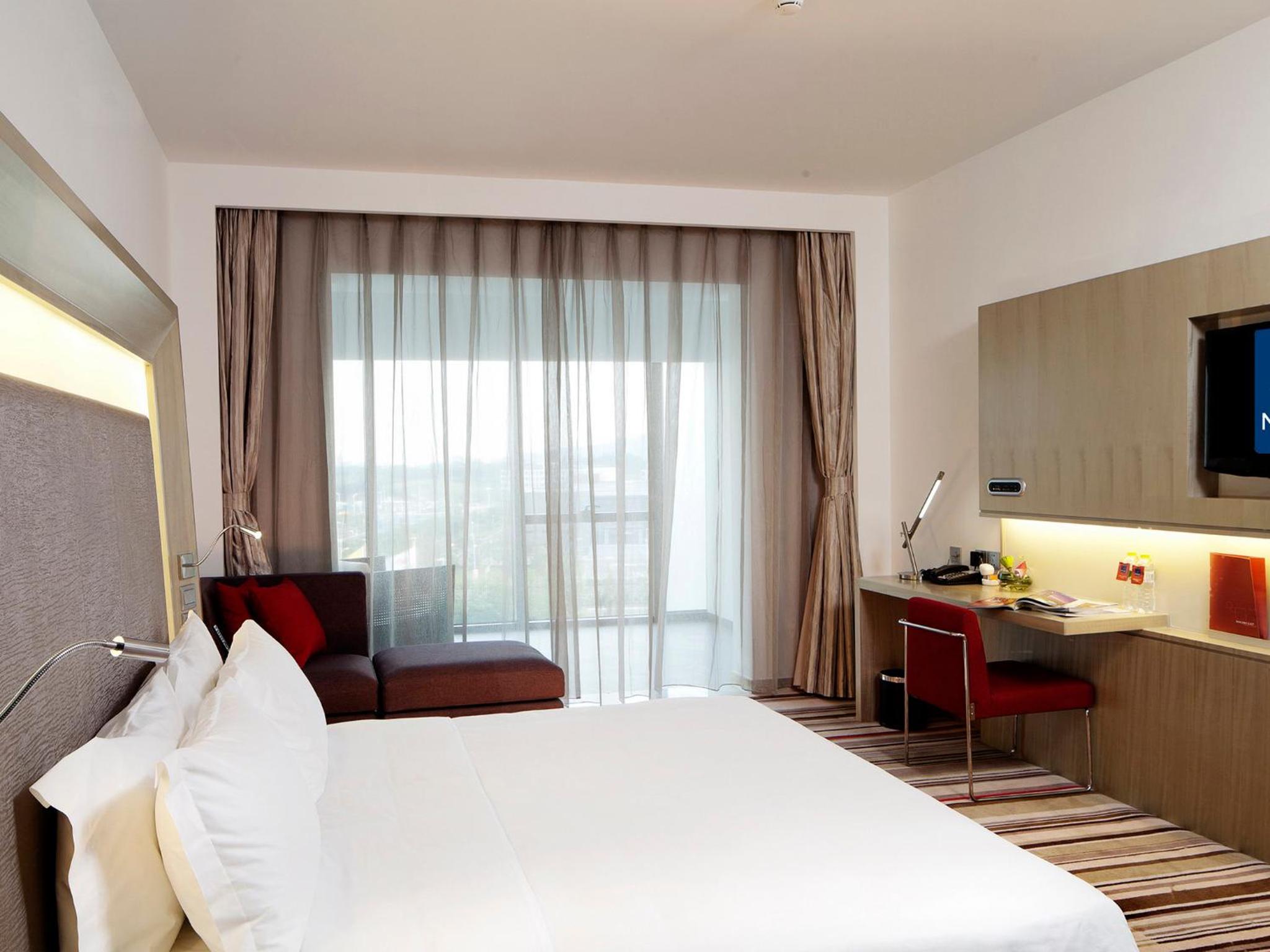 Premier Executive Room with King Bed. - Photo 1