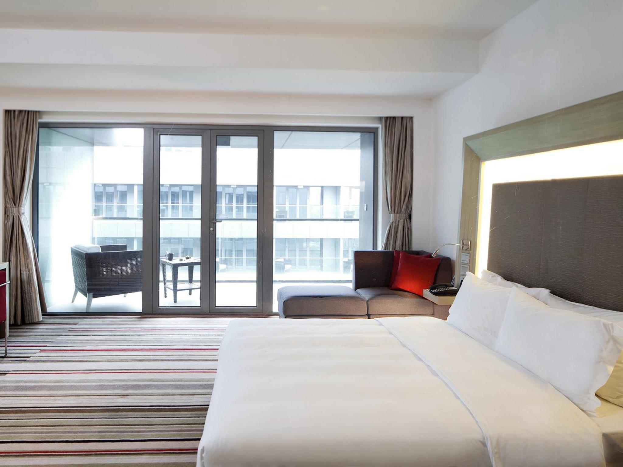 Premier Executive Room with King Bed. - Photo 3