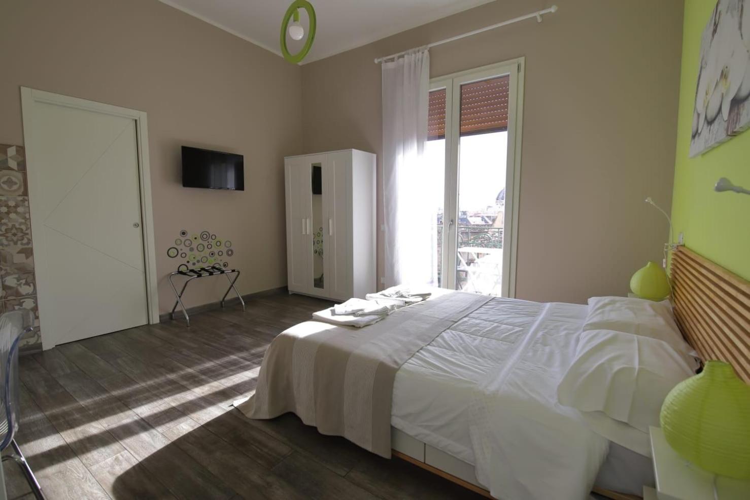 King Room with Balcony - Photo 28
