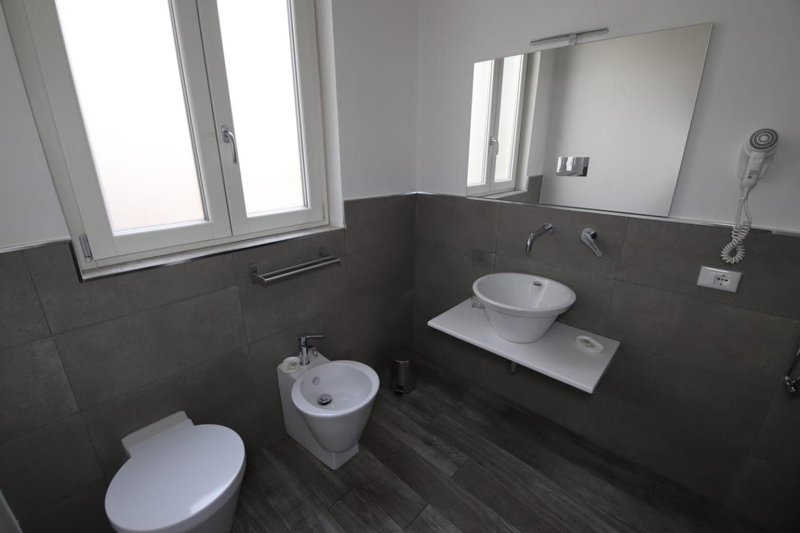 Standard King Room - Photo 10