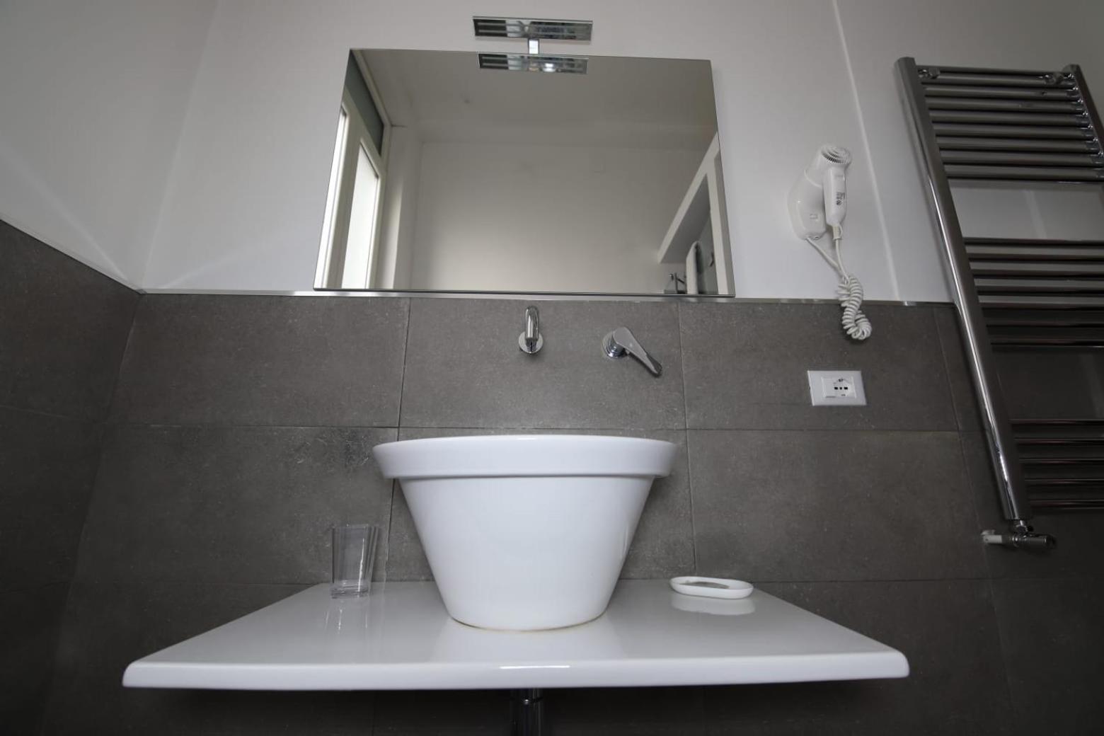 Standard King Room - Photo 11