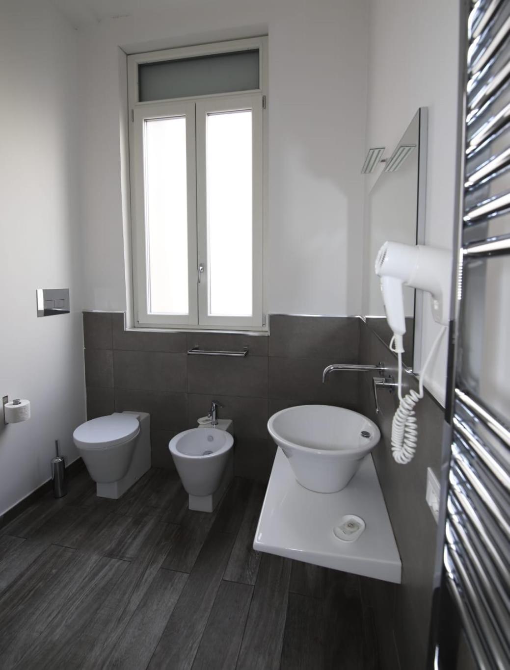 Standard King Room - Photo 14