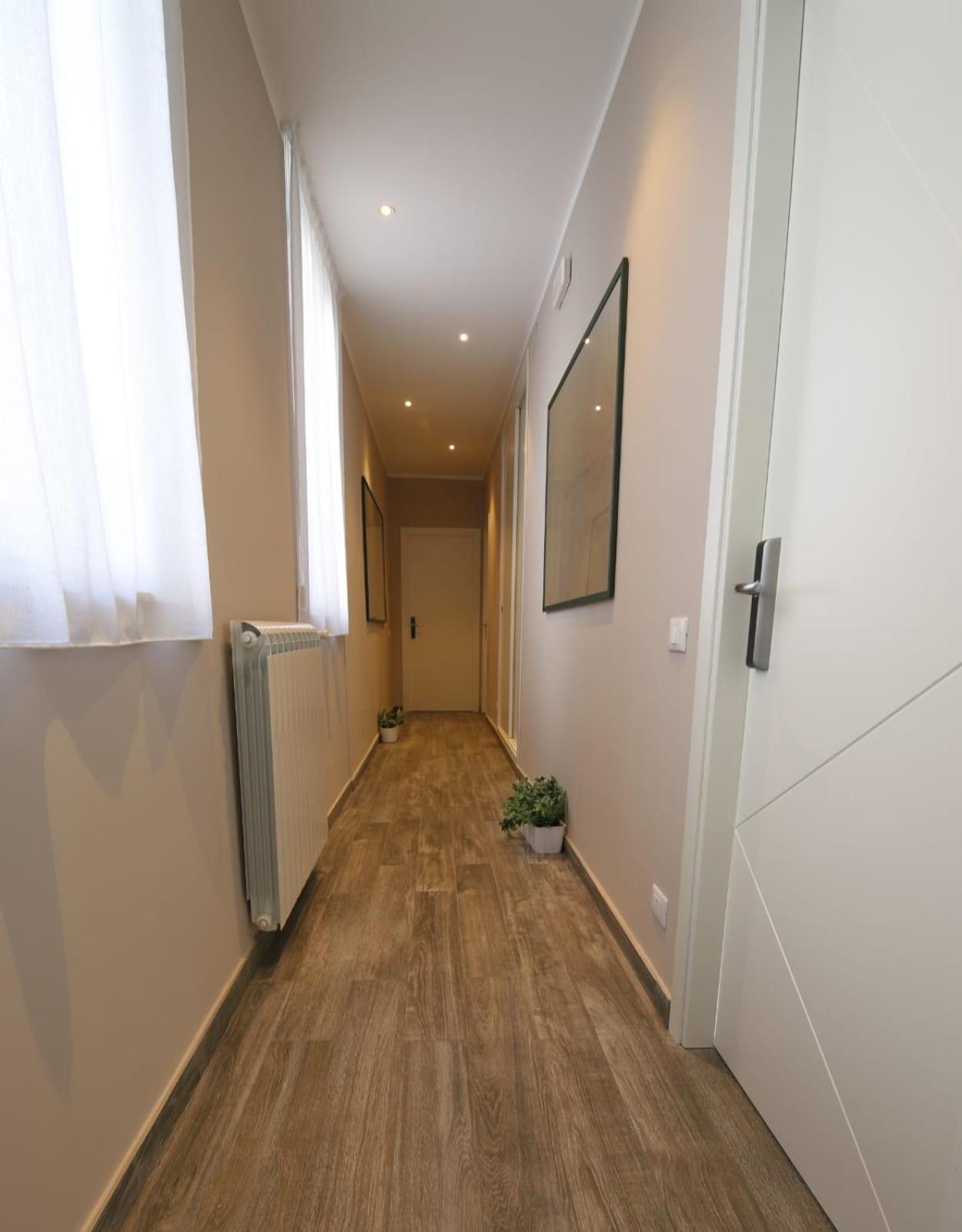 King Room with Balcony - Photo 23