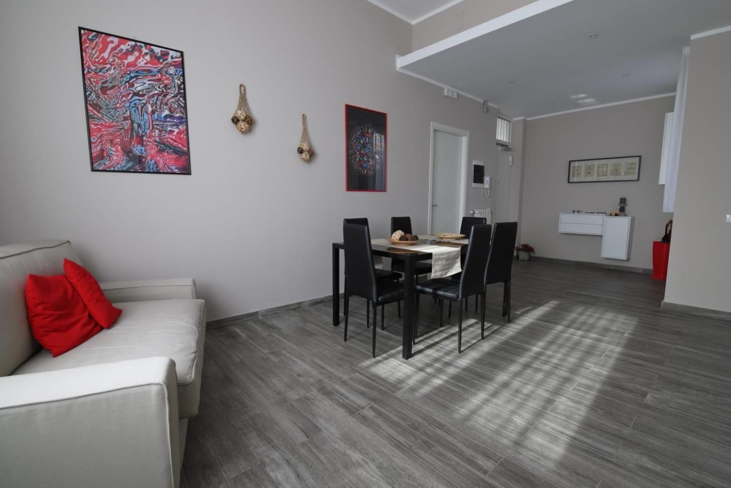 King Room with Balcony - Photo 22