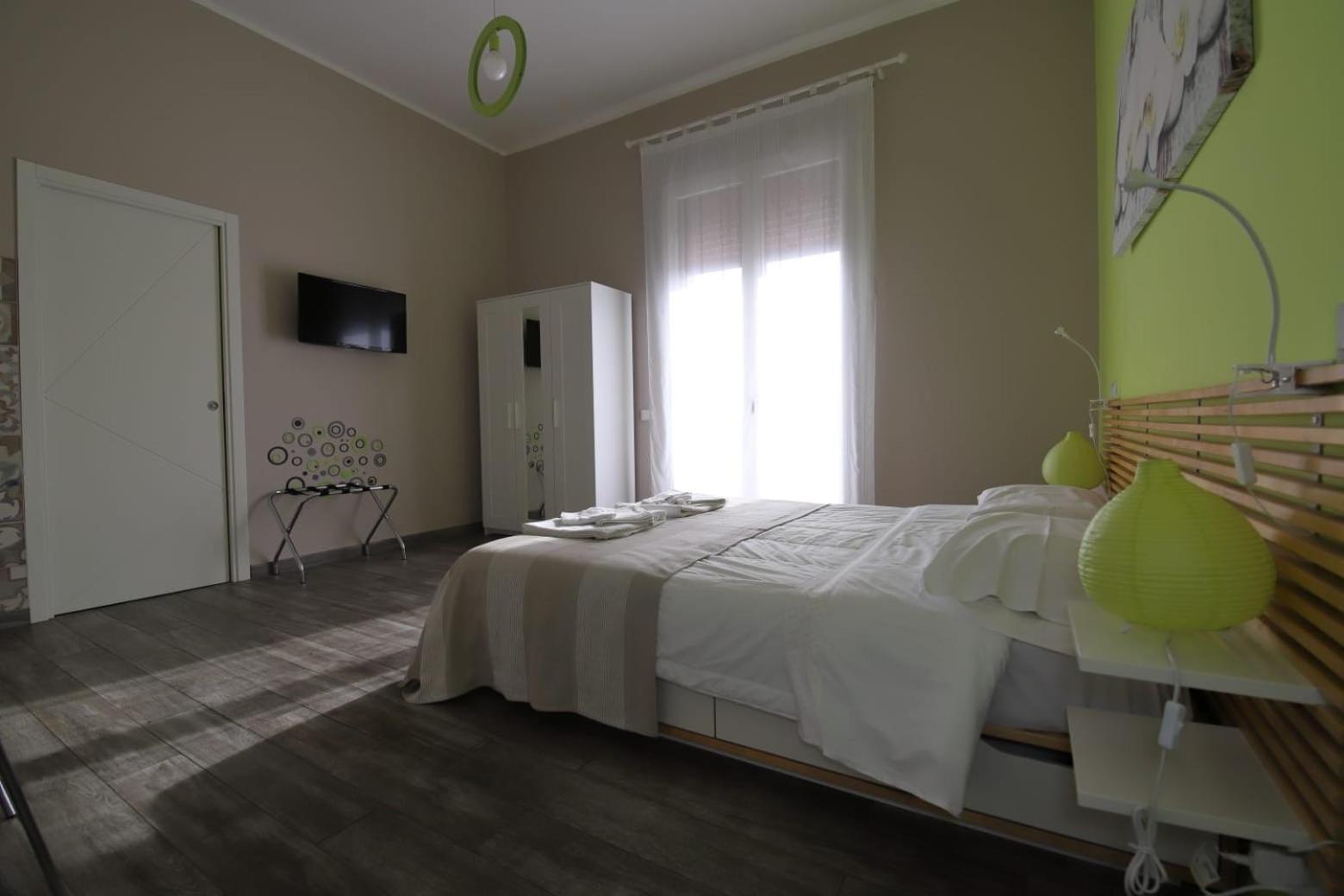 King Room with Balcony - Photo 1